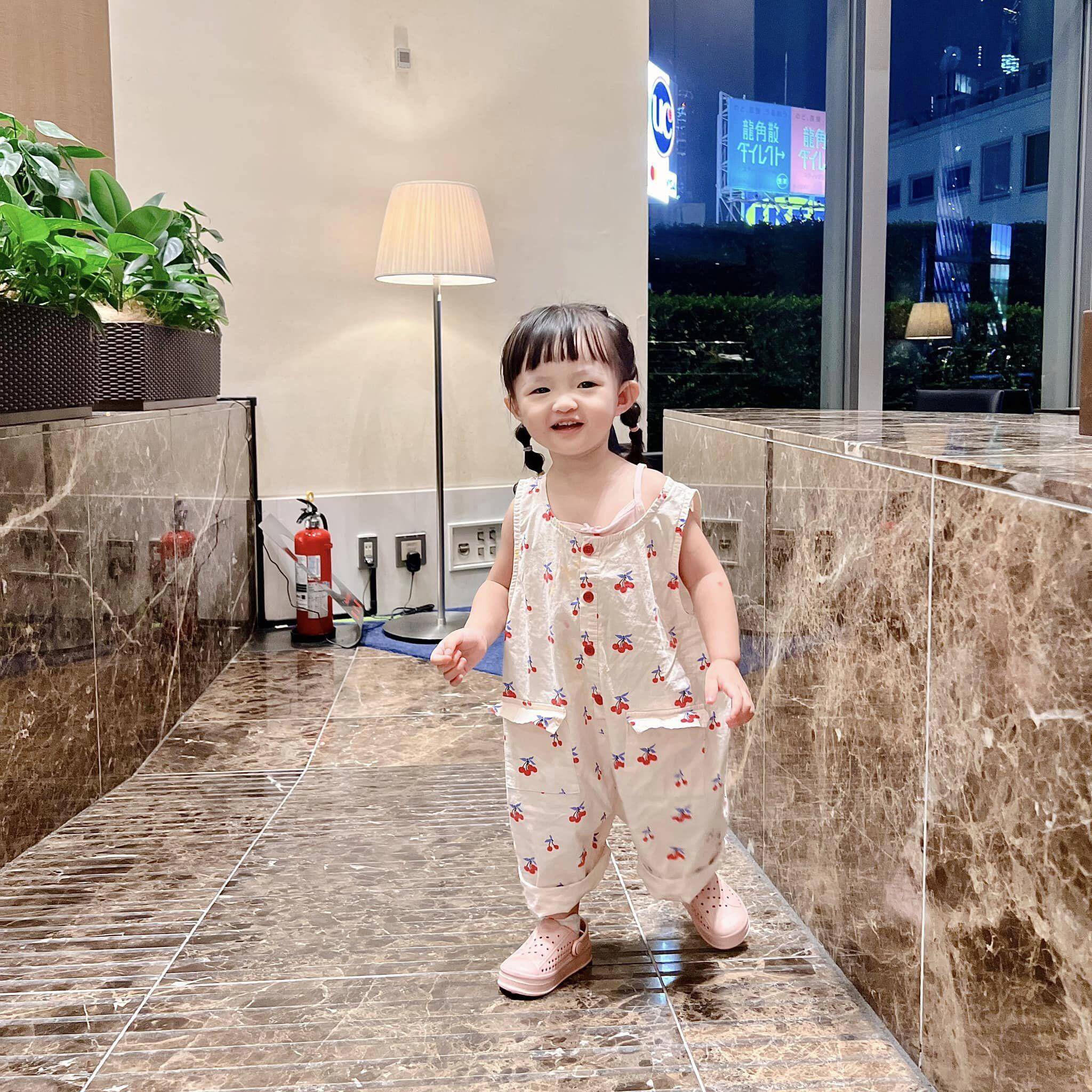 Soi đồ hiệu của 2 ái nữ nhà sao Việt sắp học chung trường quốc tế, sở hữu BST túi gần 700 triệu, diện đồ của giới siêu giàu - 20