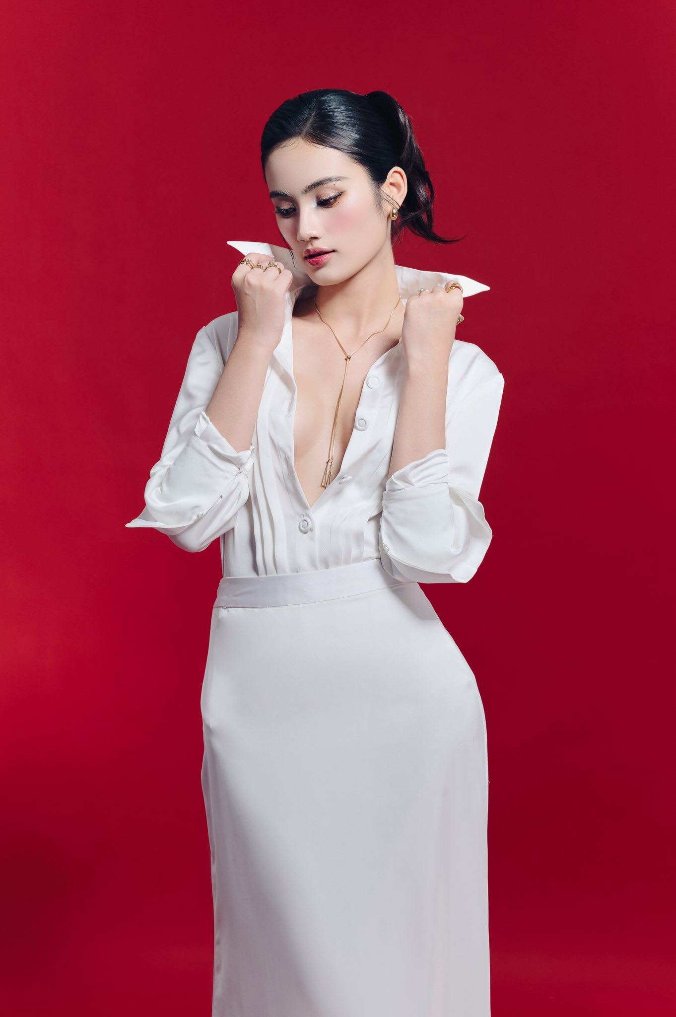 Ý Nhi diện bikini chẳng khoe vòng 1 vẫn hút mắt người nhìn vì &#34;vũ khí ngầm&#34; trên cơ thể - 13