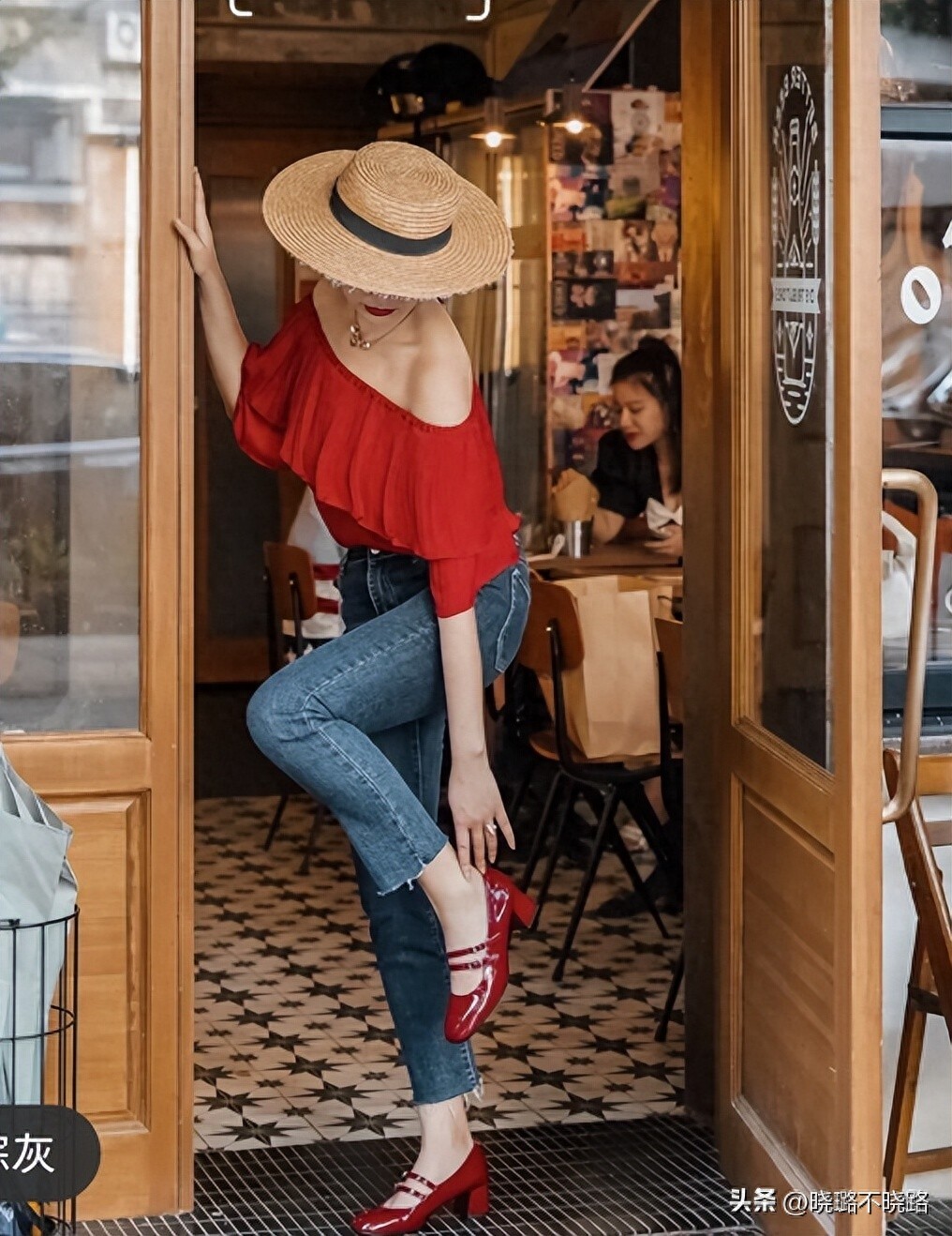 Tại sao giày thể thao trắng bị “xếp xó” khi diện với quần jeans, phụ nữ 30+ sành thời trang thích 4 kiểu này hơn - 5