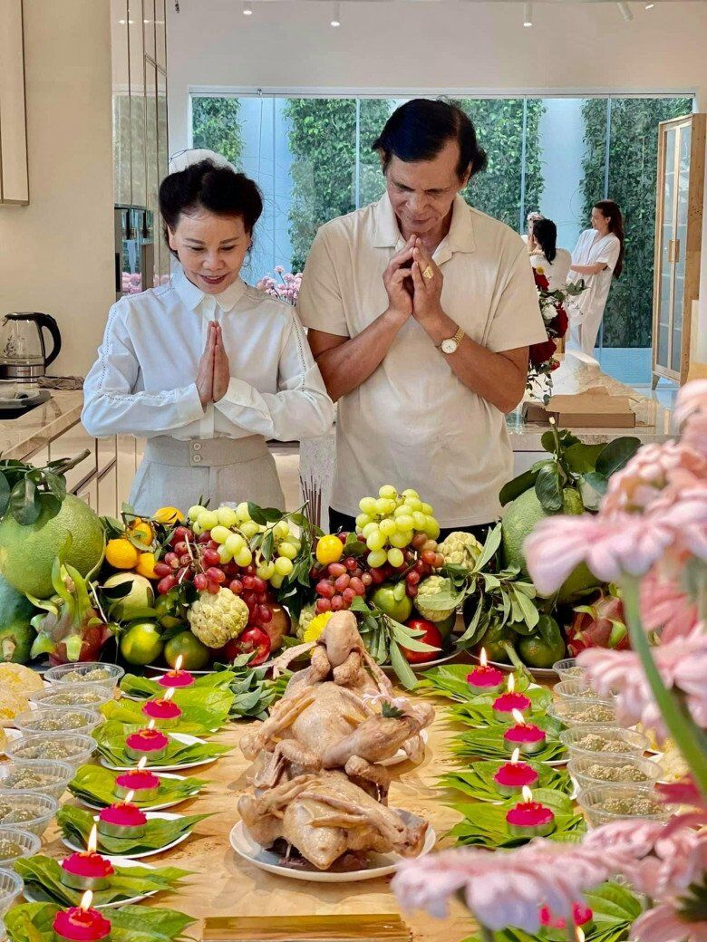 Đã là ông bà ngoại, bố mẹ Hồ Ngọc Hà vẫn ăn mặc &#34;tình bể bình&#34; không thua gì vợ chồng con gái nổi tiếng - 8