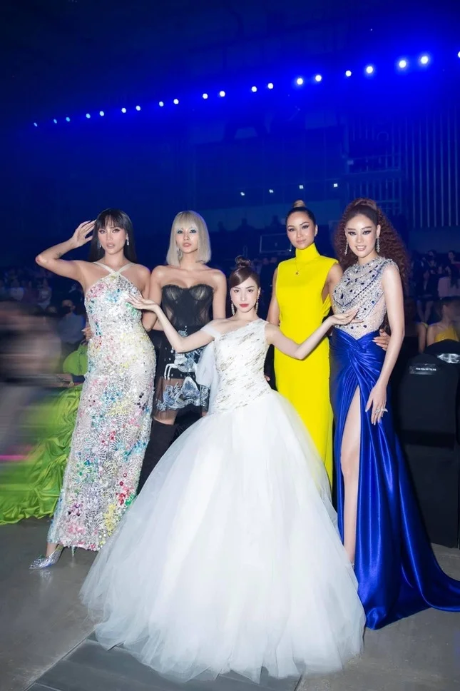 Gia tài giày &#34;cà kheo&#34; giúp Hoà Minzy cao tới 1m80, đứng bên hoa hậu cũng không sợ kém cạnh - 11