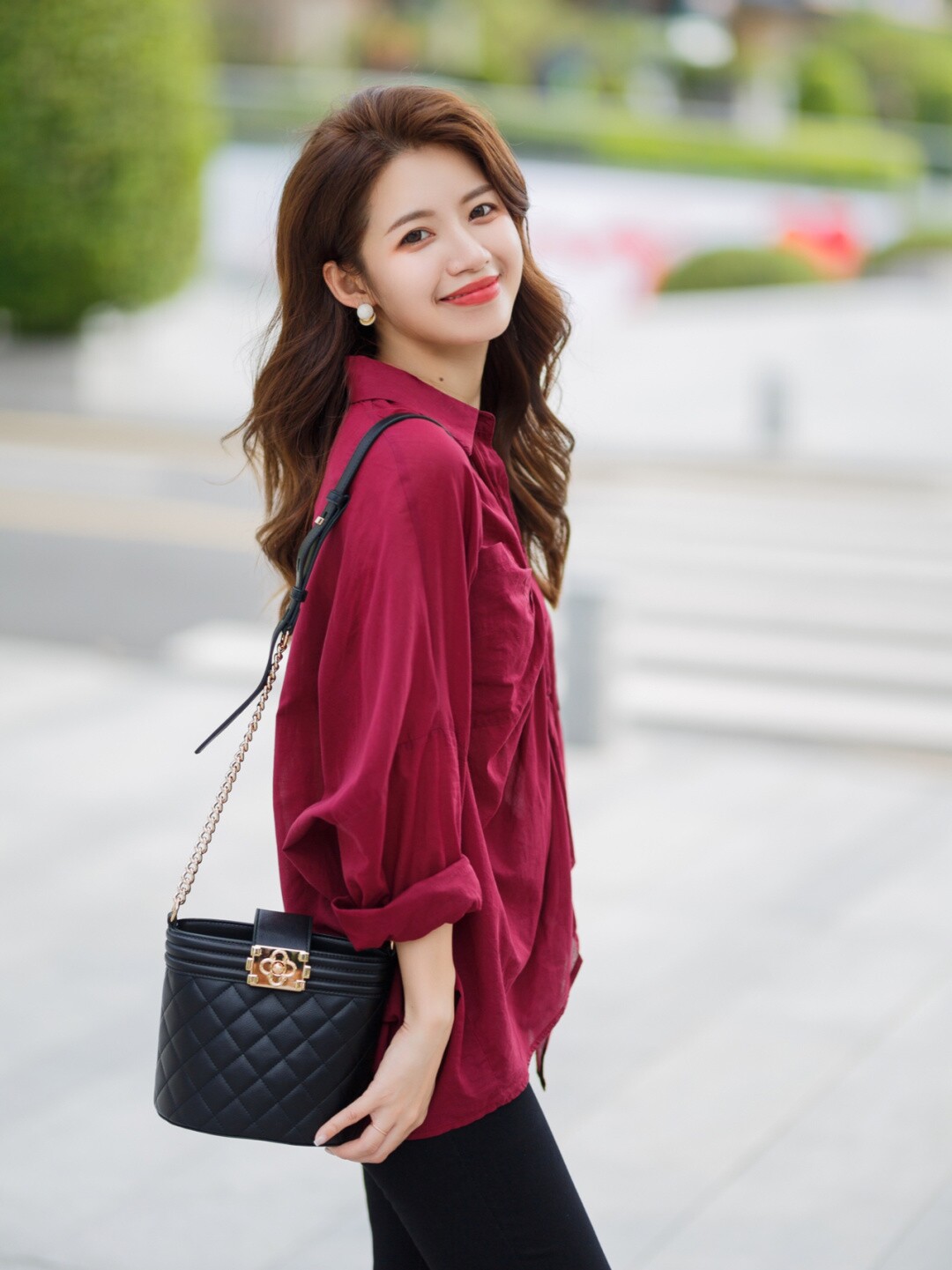 Cất sơ mi đen trắng đi, những màu áo sơ mi đẹp nhất diện mùa thu này đã lộ diện, giúp chị em mặc vào liền trẻ lại 10 tuổi - 11