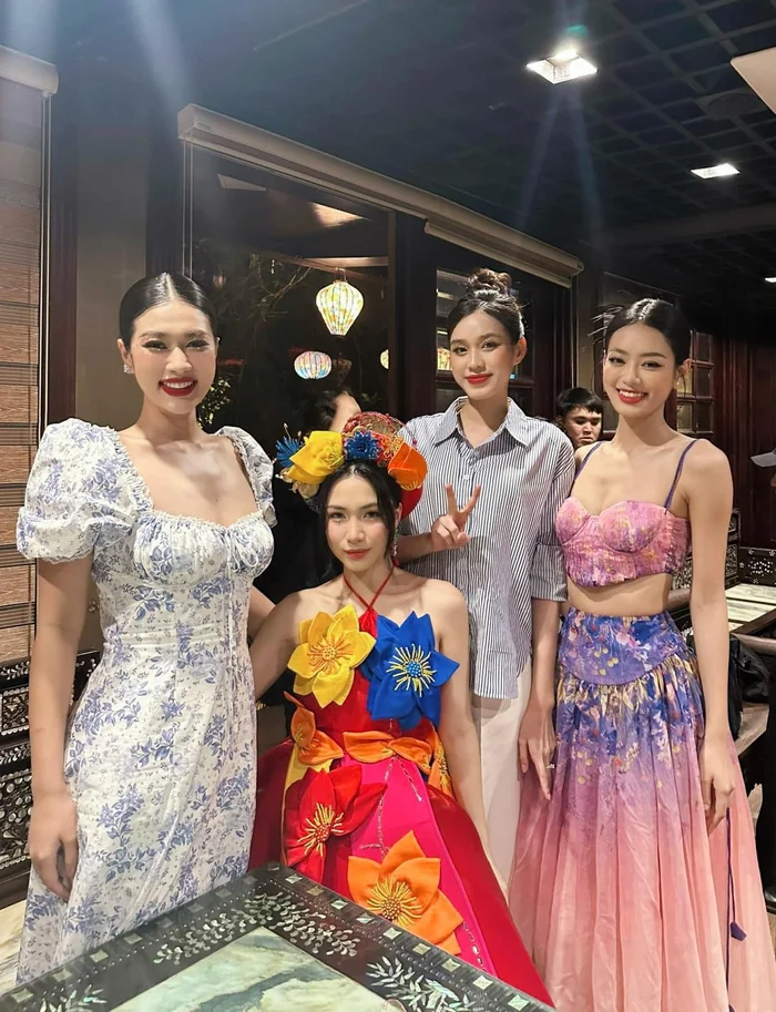 Gia tài giày &#34;cà kheo&#34; giúp Hoà Minzy cao tới 1m80, đứng bên hoa hậu cũng không sợ kém cạnh - 12