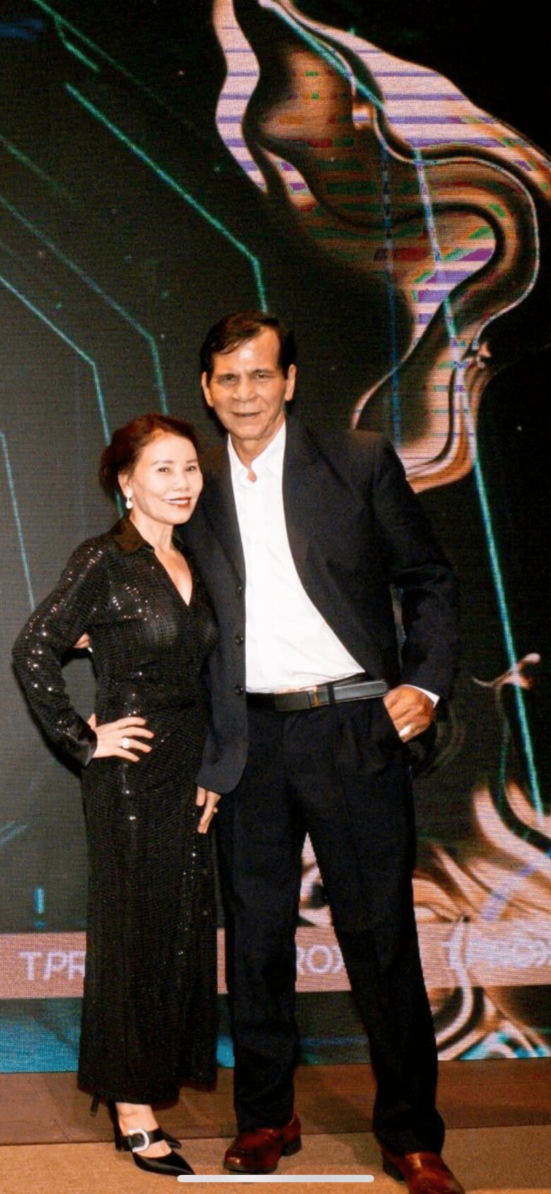 Đã là ông bà ngoại, bố mẹ Hồ Ngọc Hà vẫn ăn mặc &#34;tình bể bình&#34; không thua gì vợ chồng con gái nổi tiếng - 9