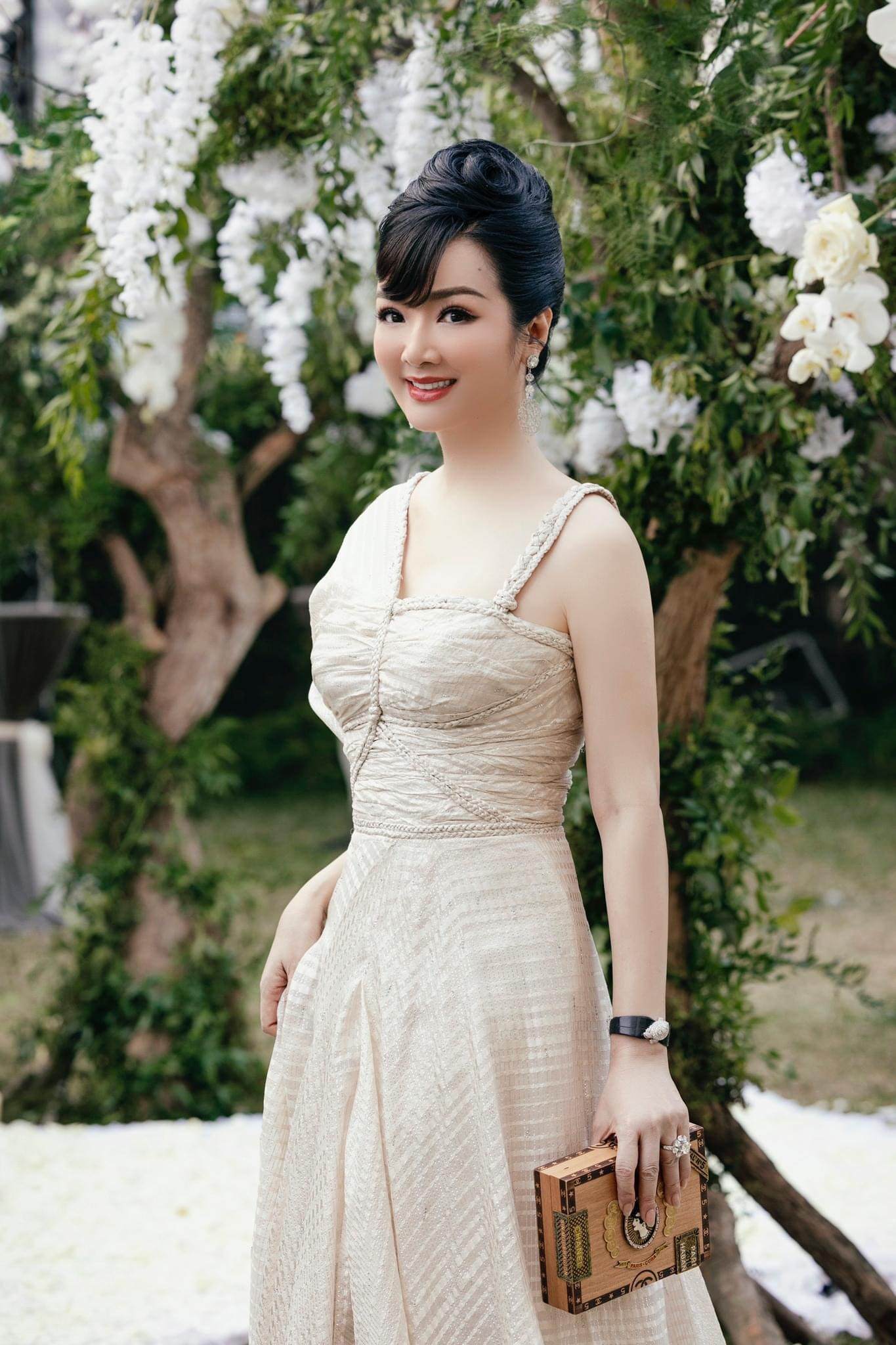 Hoa hậu độc nhất vô nhị của Việt Nam: U55 trẻ măng như nữ sinh nhờ chăm ăn mặc &#34;cưa sừng làm nghé&#34; - 7