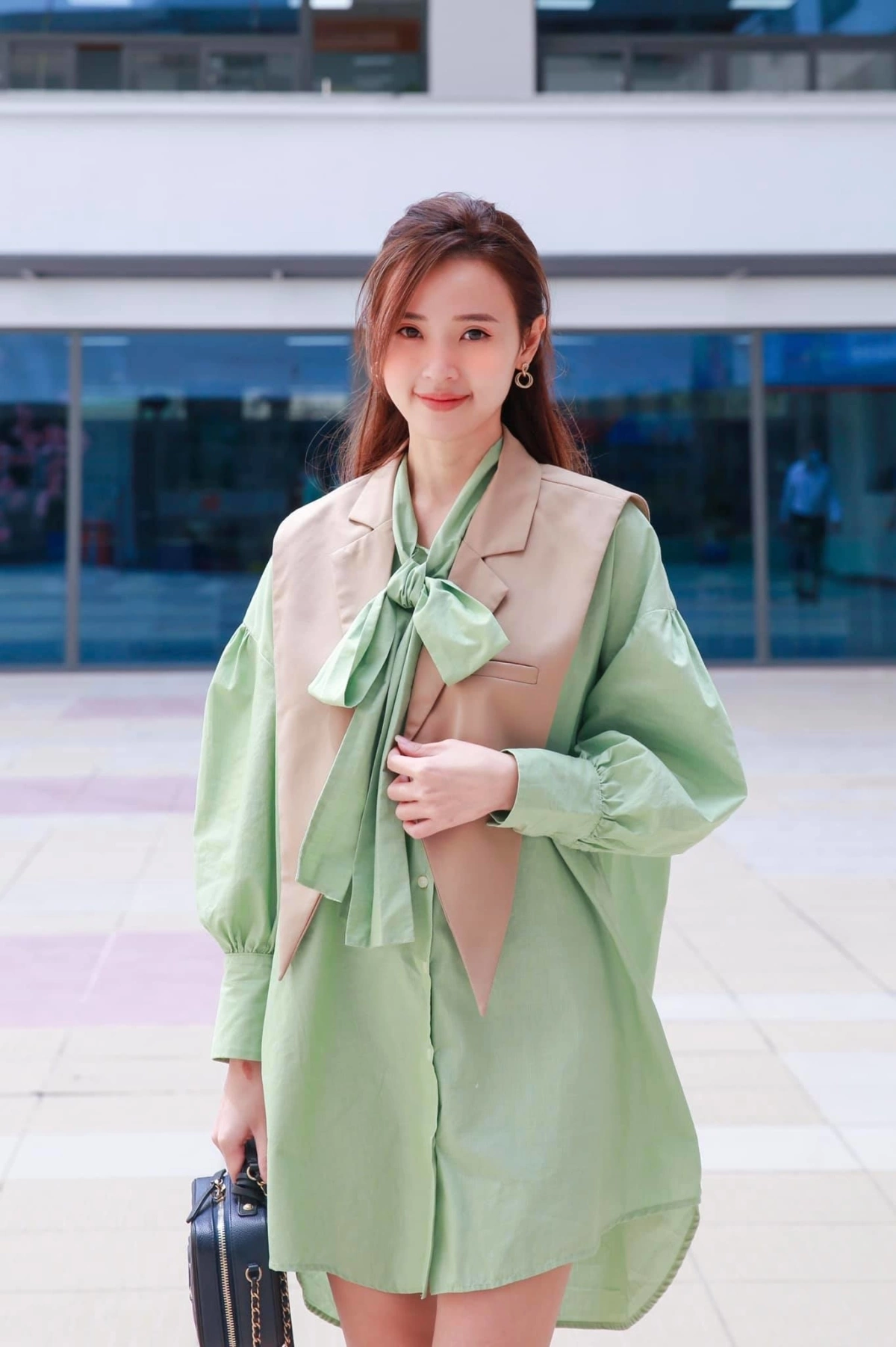Nữ giảng viên nhiều sổ đất nhất Vbiz có nhan sắc xinh đẹp như tiên, đi làm mỗi ngày một bộ không trùng lặp - 12