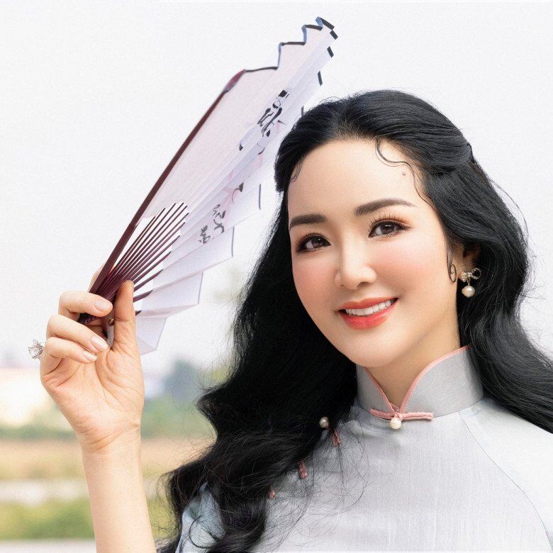 Hoa hậu độc nhất vô nhị của Việt Nam: U55 trẻ măng như nữ sinh nhờ chăm ăn mặc &#34;cưa sừng làm nghé&#34; - 5