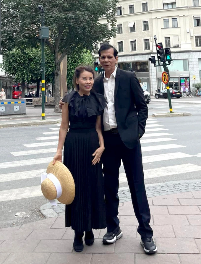 Đã là ông bà ngoại, bố mẹ Hồ Ngọc Hà vẫn ăn mặc &#34;tình bể bình&#34; không thua gì vợ chồng con gái nổi tiếng - 10