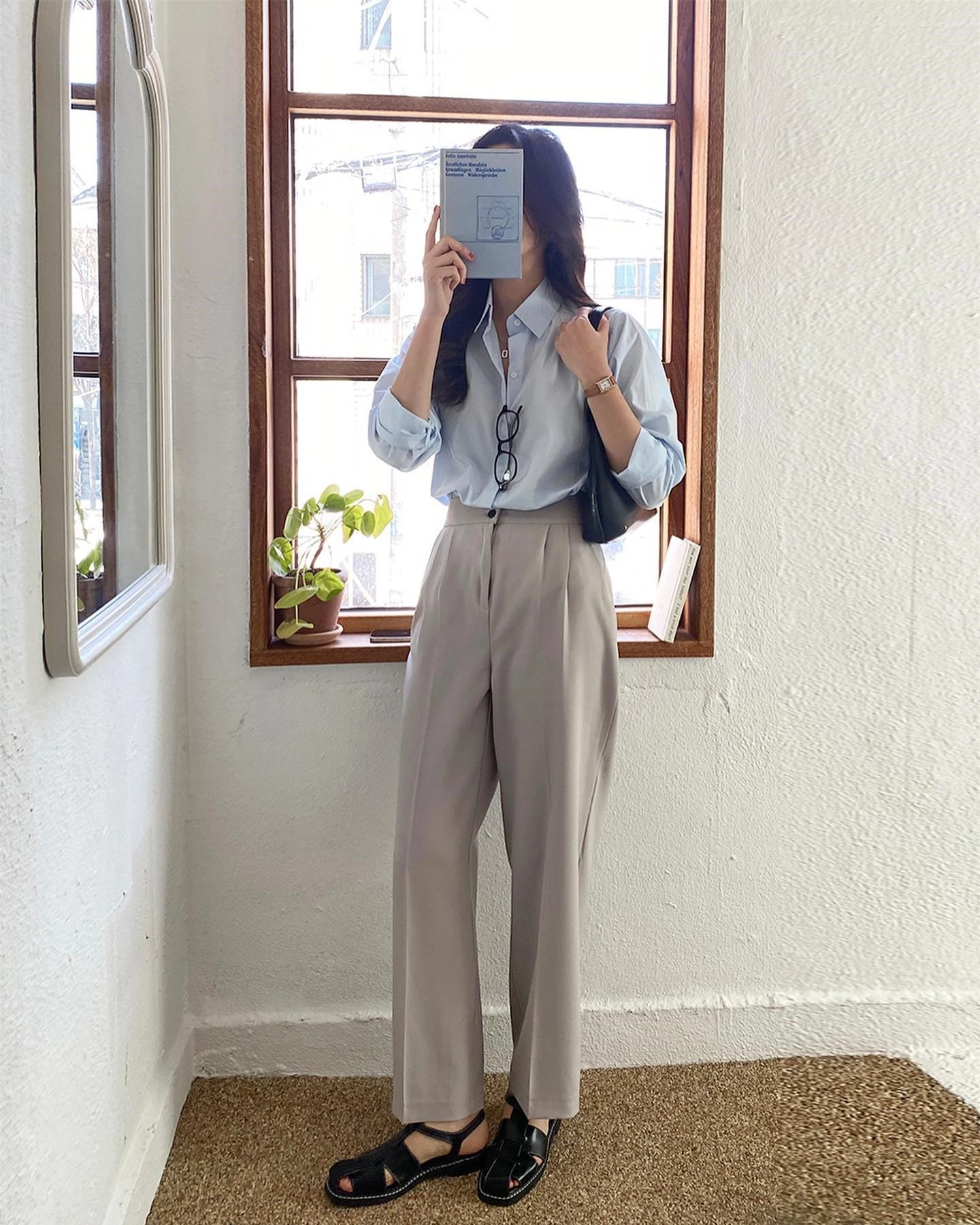 2 kiểu giày được H’Hen Niê &#34;sủng&#34; hết mực khi mang bầu, váy áo lượt là vẫn gắn với đôi dép &#34;bác đánh cá&#34; - 8
