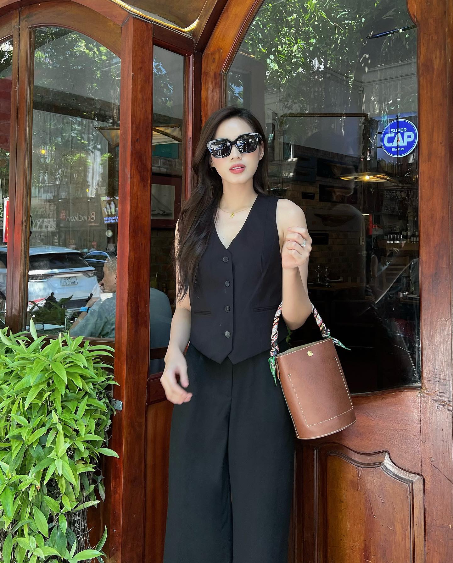 Bỏ qua áo phông, sơ mi nhạt nhẽo, hội mỹ nhân Việt diện quần ống rộng với kiểu áo này giúp cao - gầy - sang tức thì - 4