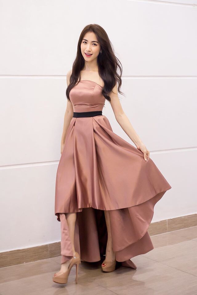 Gia tài giày &#34;cà kheo&#34; giúp Hoà Minzy cao tới 1m80, đứng bên hoa hậu cũng không sợ kém cạnh - 8