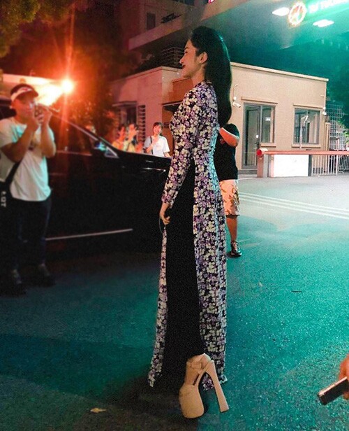 Gia tài giày &#34;cà kheo&#34; giúp Hoà Minzy cao tới 1m80, đứng bên hoa hậu cũng không sợ kém cạnh - 9