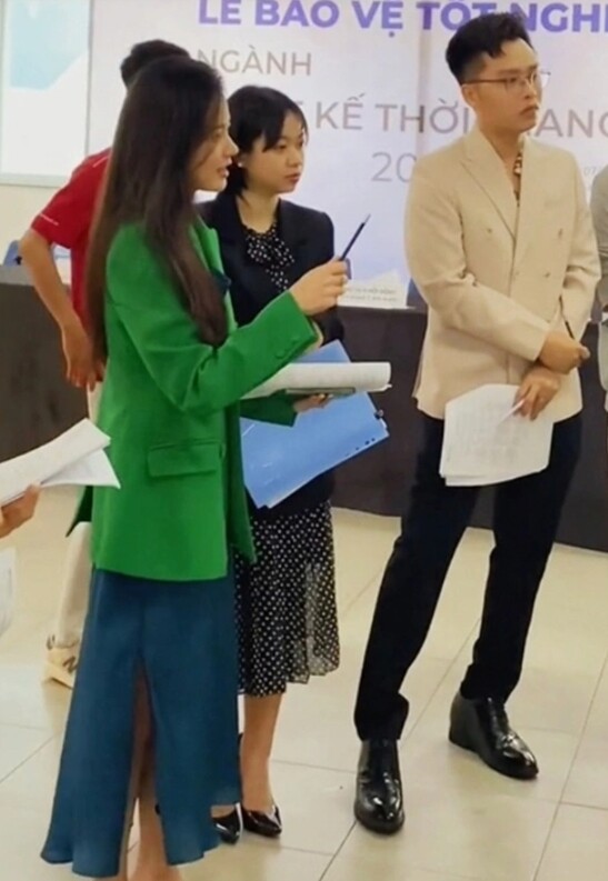 Nữ giảng viên nhiều sổ đất nhất Vbiz có nhan sắc xinh đẹp như tiên, đi làm mỗi ngày một bộ không trùng lặp - 4