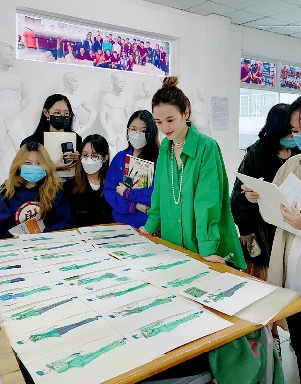 Nữ giảng viên nhiều sổ đất nhất Vbiz có nhan sắc xinh đẹp như tiên, đi làm mỗi ngày một bộ không trùng lặp - 13