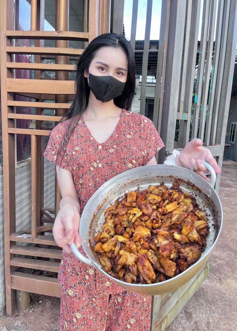 &#34;Tiên nữ Đăknia&#34; một thời mặc yếm táo bạo gây tranh cãi, nay về quê bán bún mặc đồ bộ giá rẻ khó nhận ra - 8