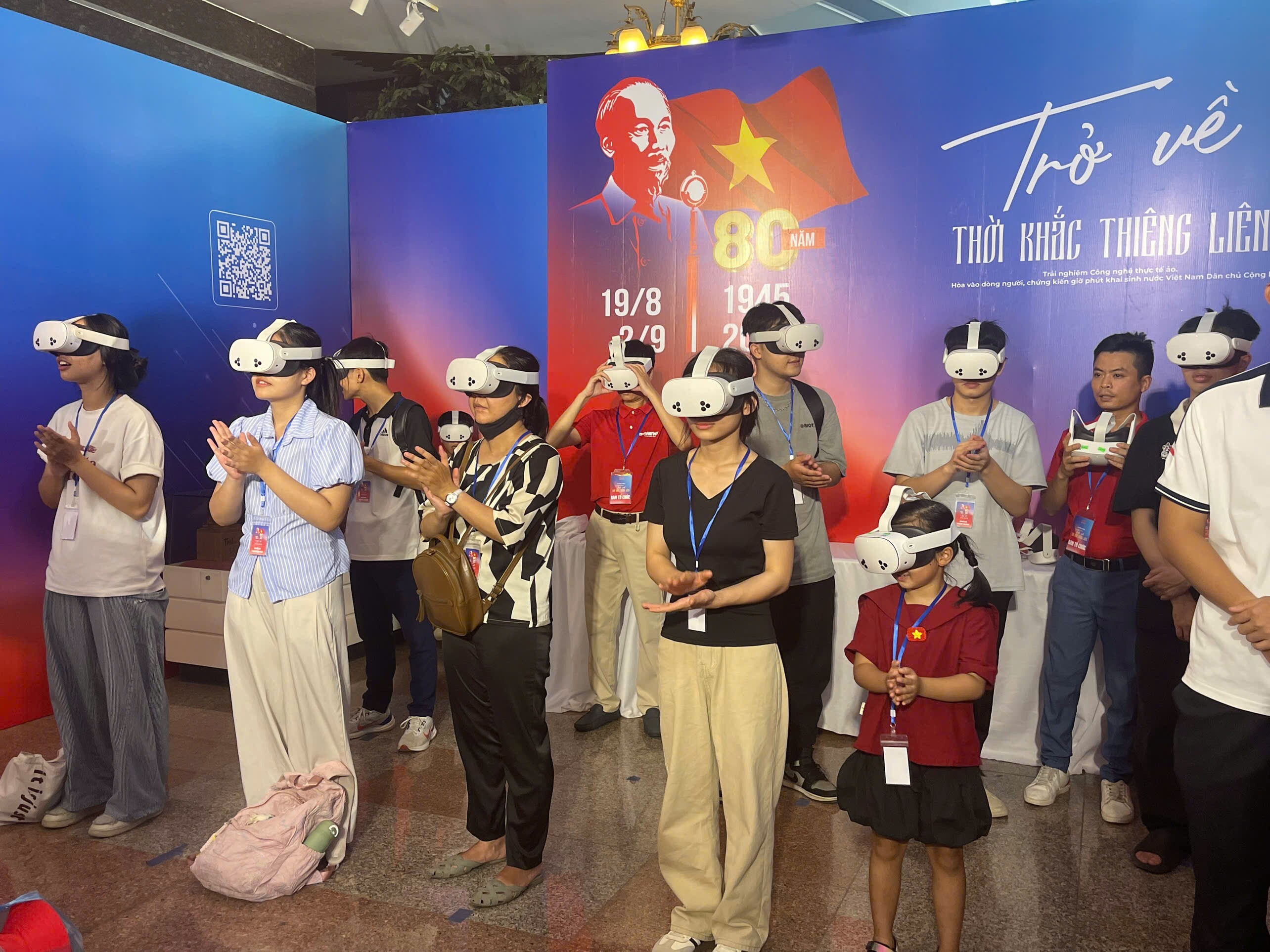 Người người xếp hàng cả ngày để được &#34;ngược thời gian&#34; trở về thời khắc thiêng liêng của đất nước - 3