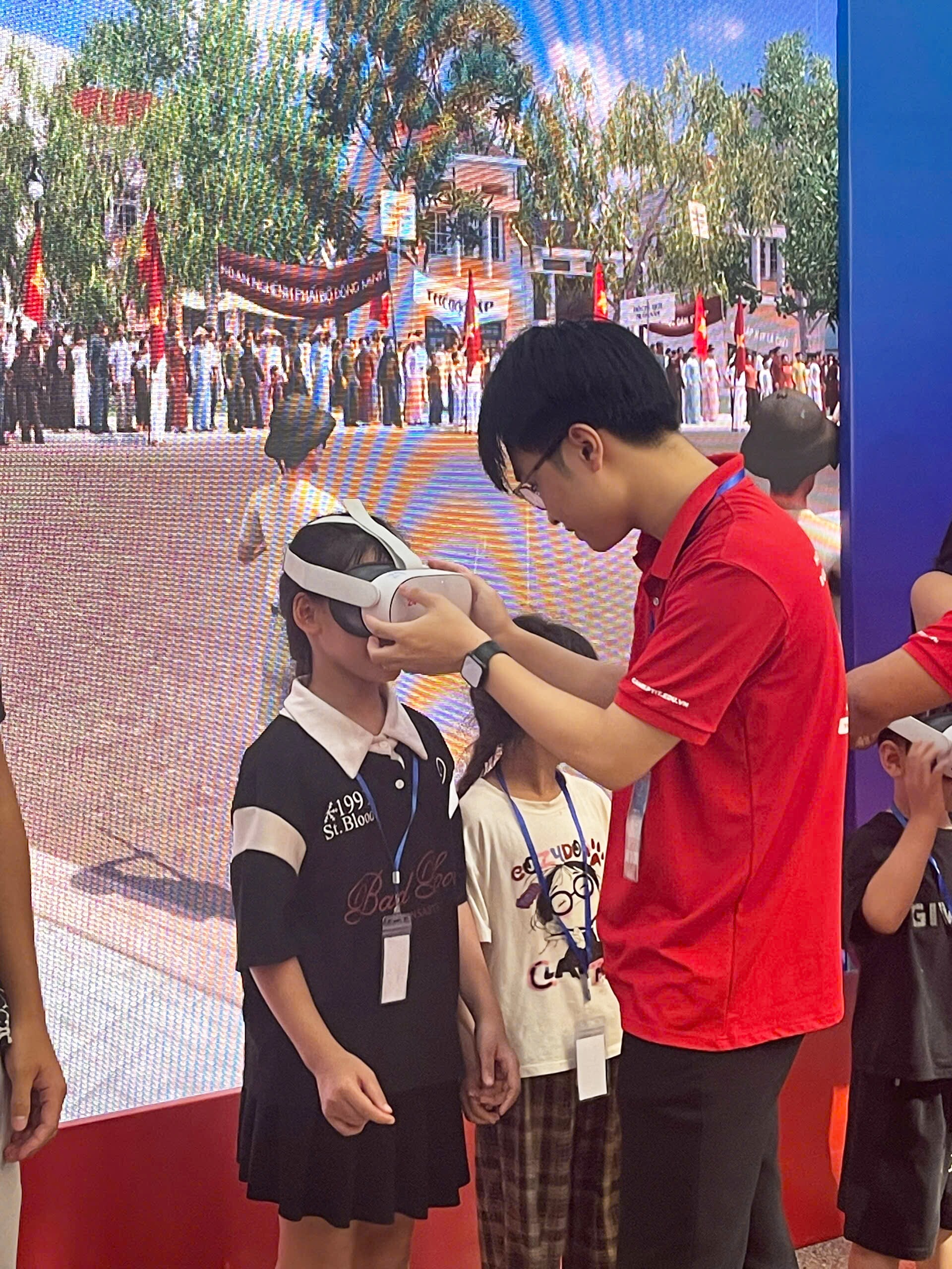 Người người xếp hàng cả ngày để được &#34;ngược thời gian&#34; trở về thời khắc thiêng liêng của đất nước - 2