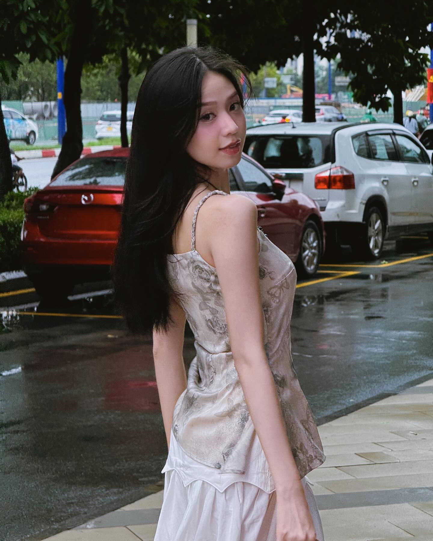 Cuộc chiến thời trang của 2 búp bê hot nhất MXH: Người dịu dàng đậm chất thơ, người diện outfit nào cũng &#34;chặt đẹp&#34; vì quá gợi cảm - 4