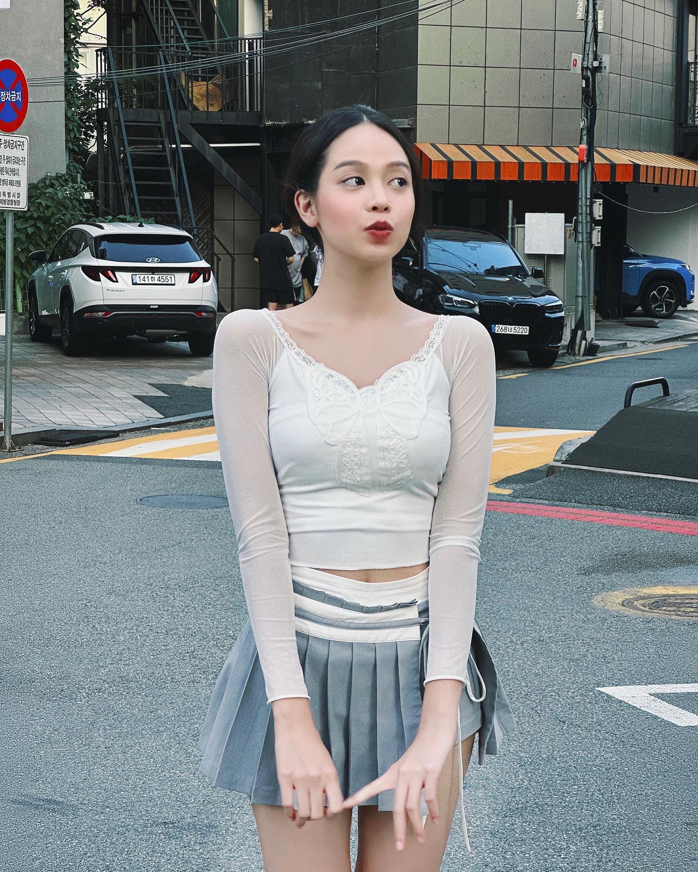 Cuộc chiến thời trang của 2 búp bê hot nhất MXH: Người dịu dàng đậm chất thơ, người diện outfit nào cũng &#34;chặt đẹp&#34; vì quá gợi cảm - 7
