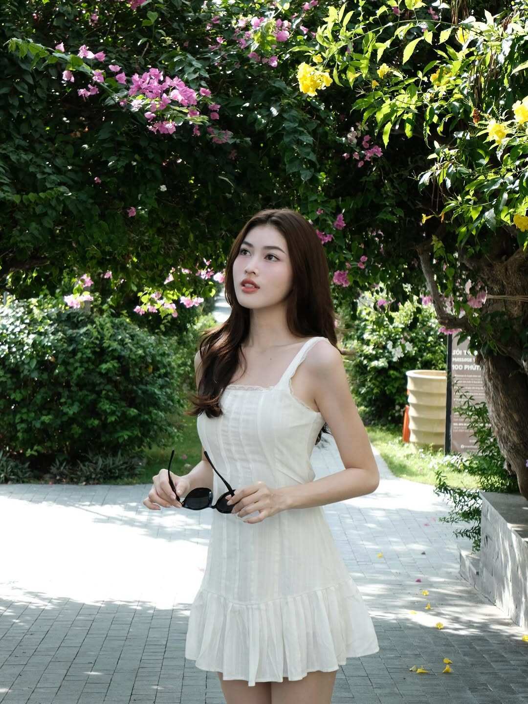 Á hậu Việt Nam bị đồn sắp làm dâu hào môn sở hữu đôi chân dài 1m1, mặc cắt khoét khoe dáng &#34;bốc lửa&#34;, ngó túi hiệu mà choáng ngợp - 17