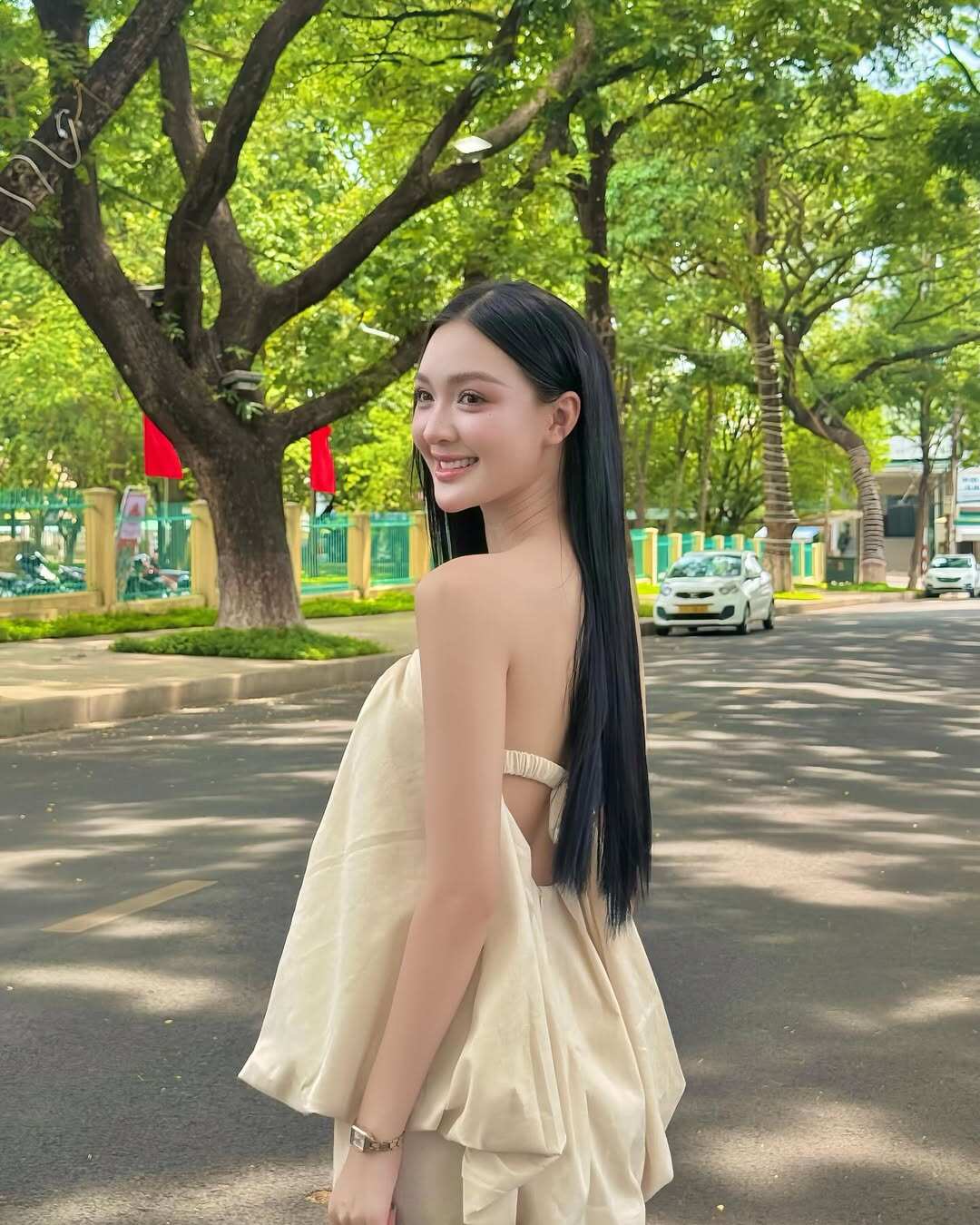 Á hậu Việt là &#34;búp bê sống&#34; tựa Cổ Lực Na Trát, chăm diện đồ hở bạo khoe dáng phồn thực đẹp &#34;ná thở&#34; - 10