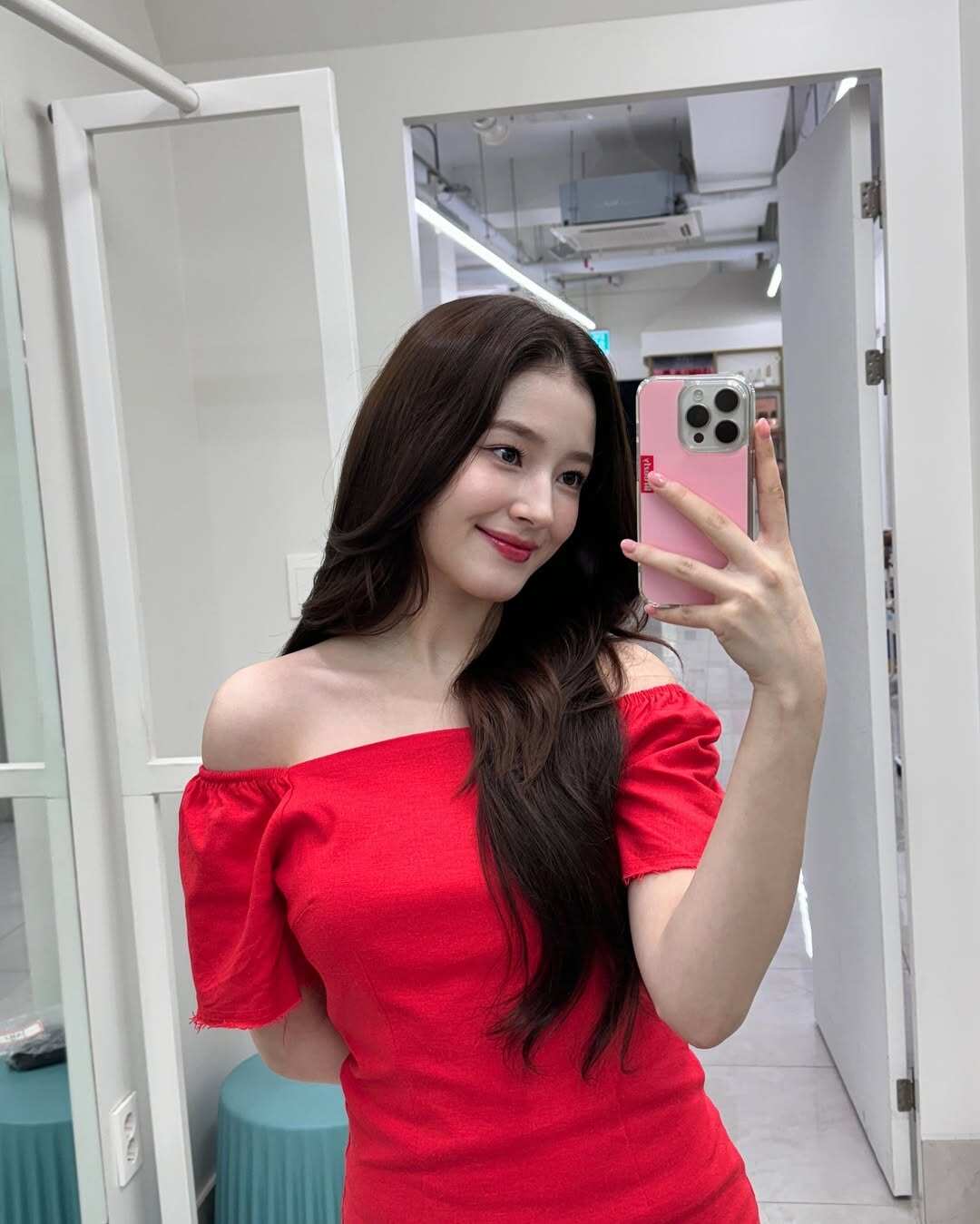 &#34;Hot girl phố đi bộ Hà Nội&#34; là gương mặt đẹp nhất thế giới, đời thường ăn diện đơn giản khoe dáng &#34;nét căng&#34; - 8