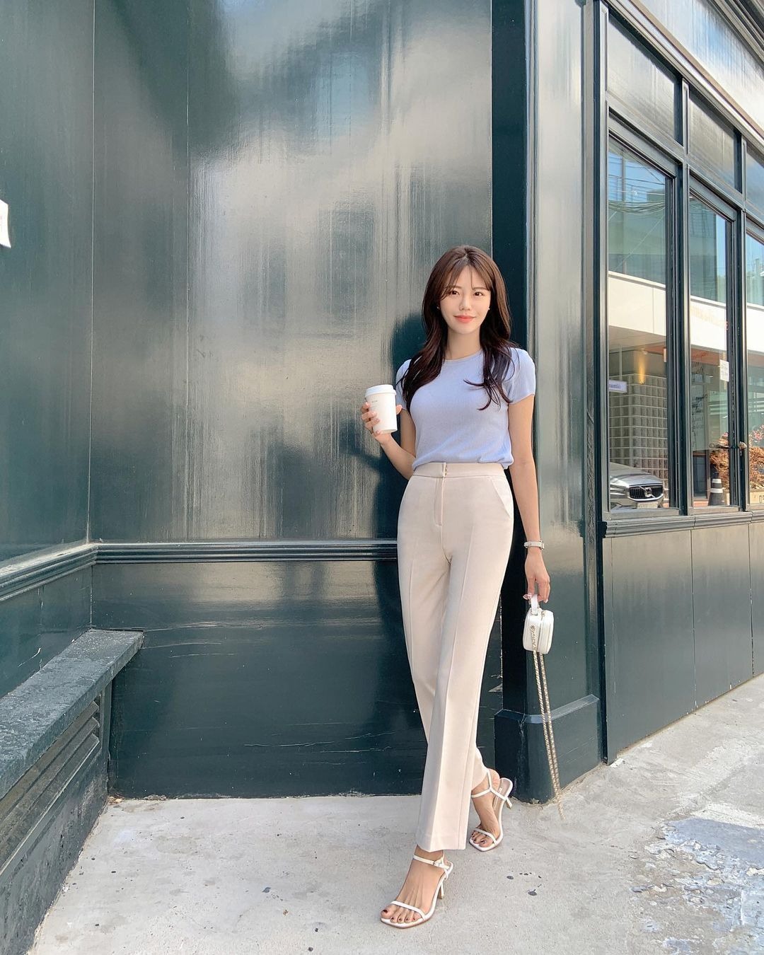 Phụ nữ bước sang tuổi 30, đừng chỉ mang sneaker mãi, biết thêm 3 loại này là &#34;nâng tầm&#34; phong cách, cứ diện là đẹp - 9