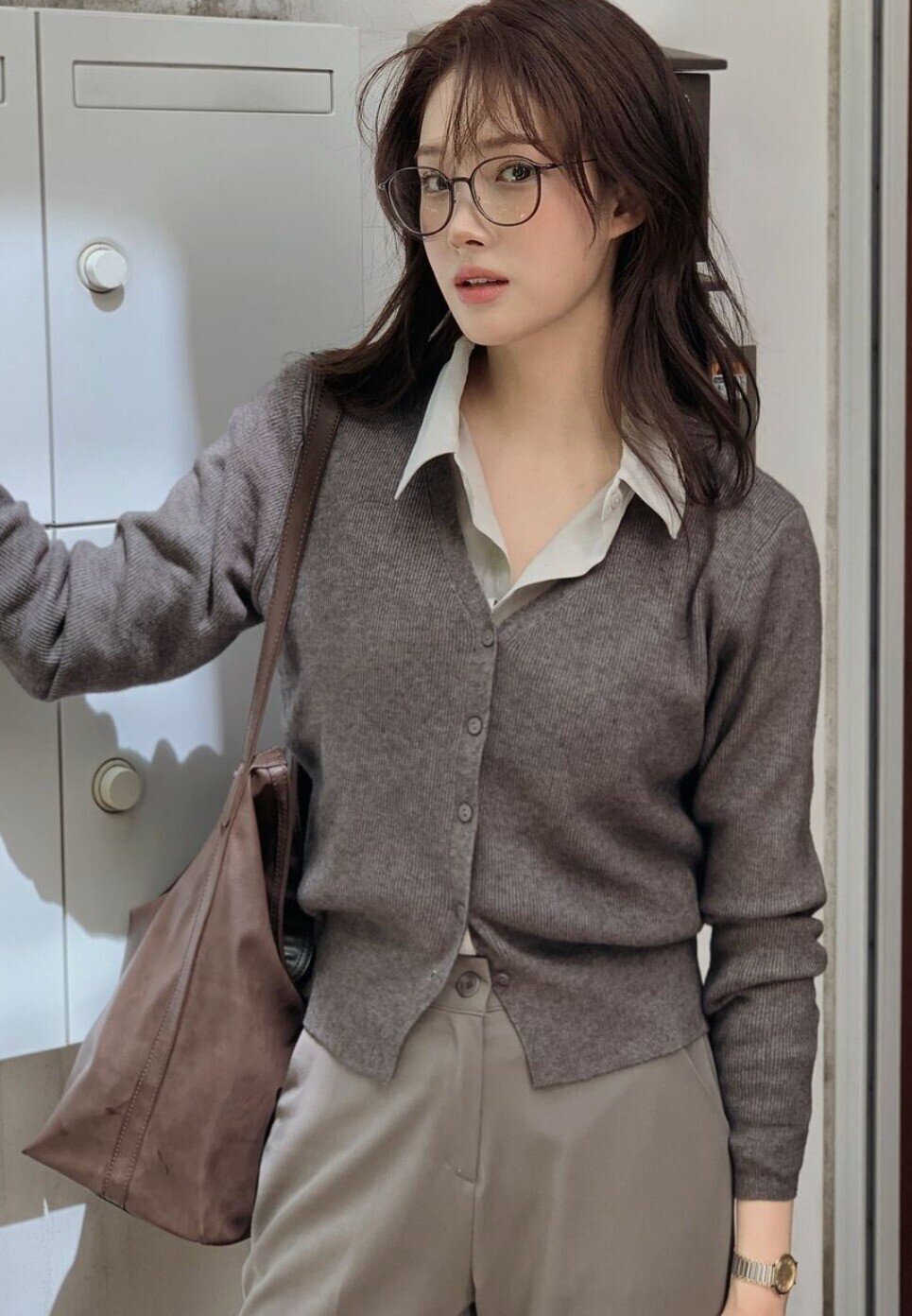 Nếu chỉ có 1 chiếc sơ mi, tôi sẽ mix ngay với 5 kiểu áo khoác này để sang chảnh cả tuần - 2