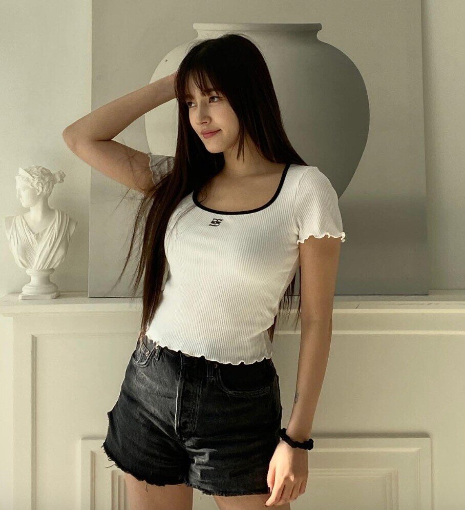 &#34;Hot girl phố đi bộ Hà Nội&#34; là gương mặt đẹp nhất thế giới, đời thường ăn diện đơn giản khoe dáng &#34;nét căng&#34; - 7