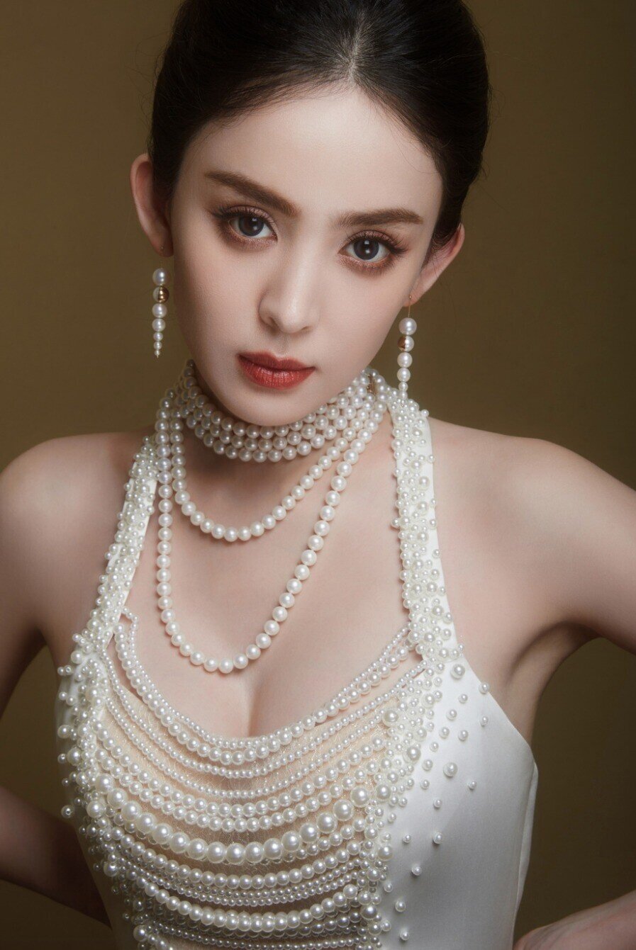 Á hậu Việt là &#34;búp bê sống&#34; tựa Cổ Lực Na Trát, chăm diện đồ hở bạo khoe dáng phồn thực đẹp &#34;ná thở&#34; - 3