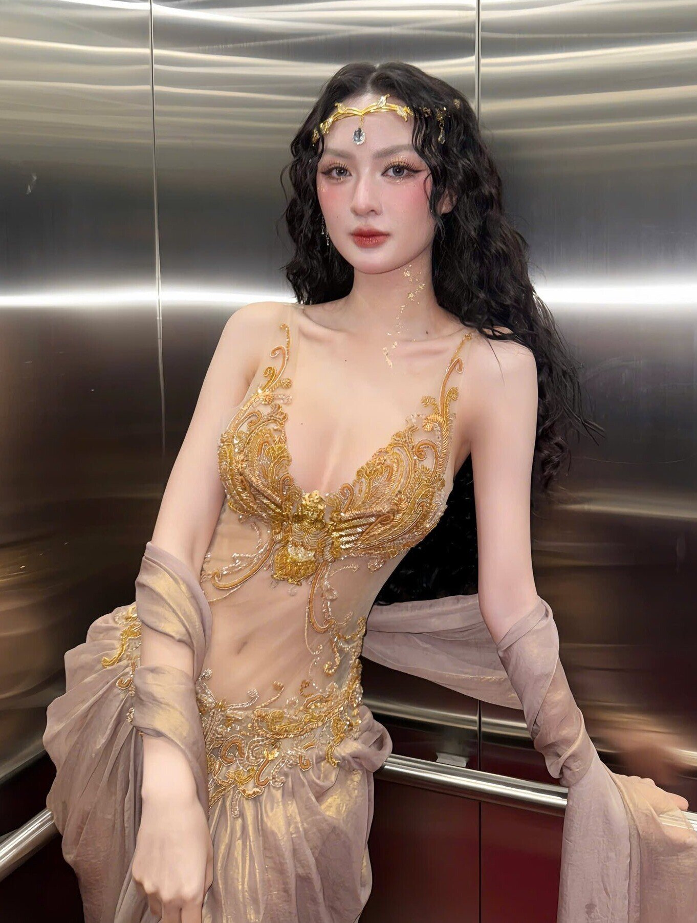 Á hậu Việt là &#34;búp bê sống&#34; tựa Cổ Lực Na Trát, chăm diện đồ hở bạo khoe dáng phồn thực đẹp &#34;ná thở&#34; - 2