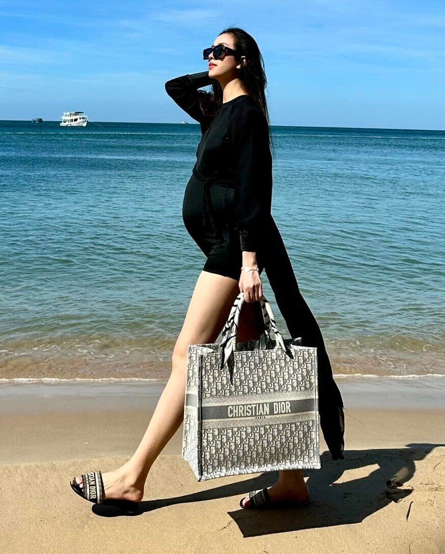 Á hậu Việt lấy Tiến sĩ nhận 13 cây vàng, sinh con xong dáng nuột hơn thiếu nữ, đồ hiệu chất đống nhưng chỉ mê đúng 1 màu  - 6