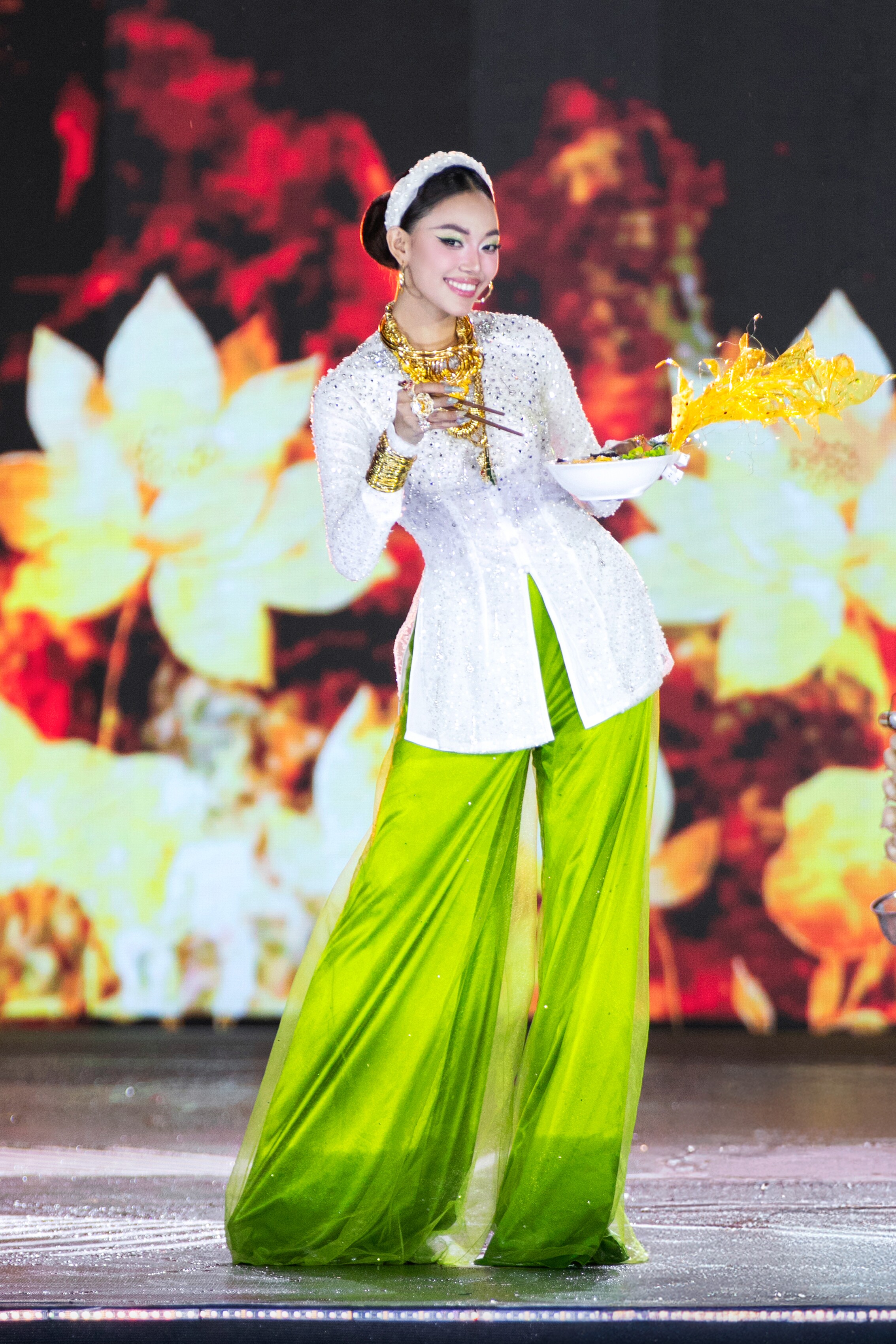 Thí sinh Miss Grand Vietnam &#34;đội mưa&#34; trình diễn trang phục dân tộc, Hoa hậu Tiểu Vy &#34;đẹp xuất thần&#34;  - 9