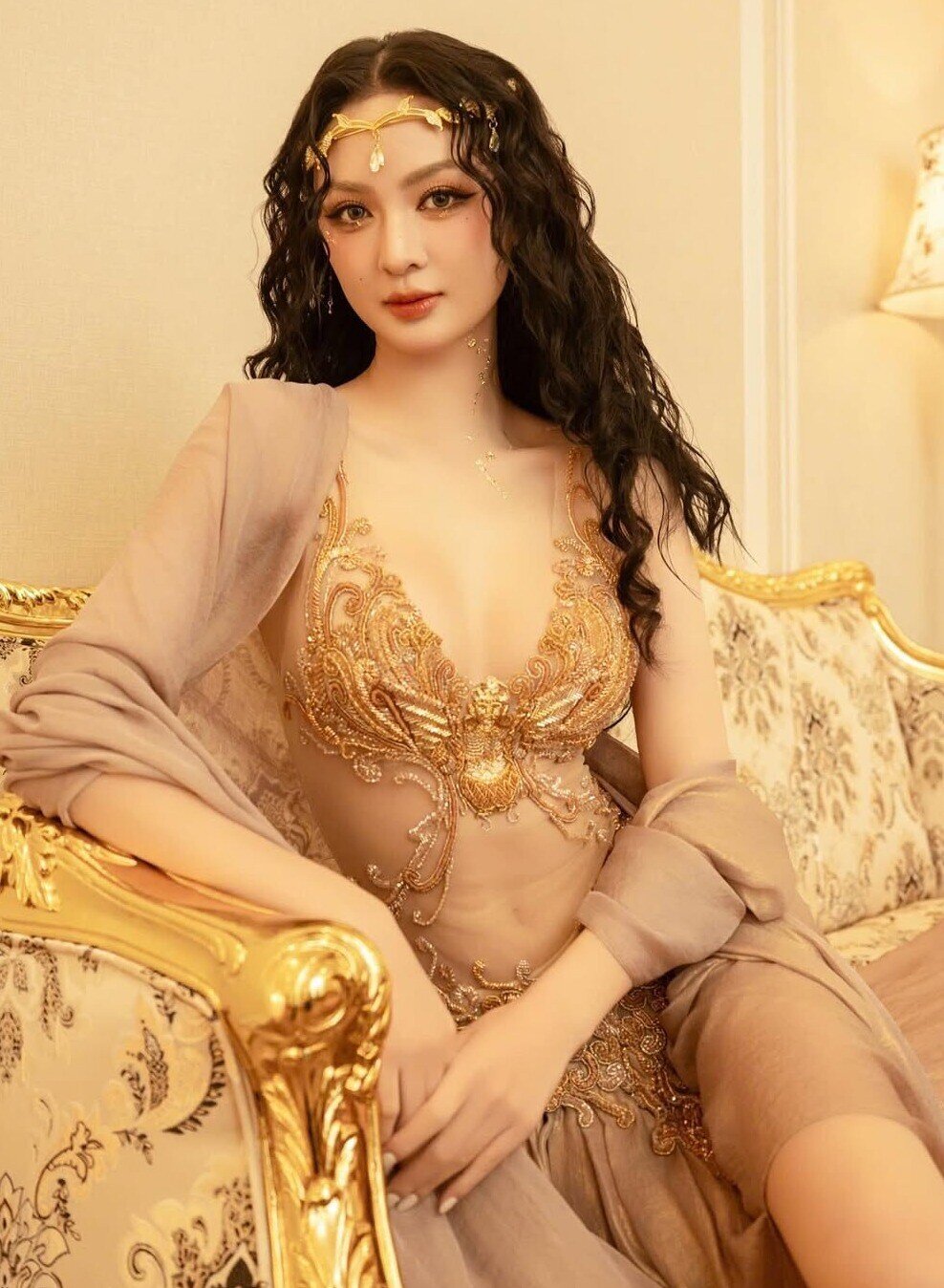 Á hậu Việt là &#34;búp bê sống&#34; tựa Cổ Lực Na Trát, chăm diện đồ hở bạo khoe dáng phồn thực đẹp &#34;ná thở&#34; - 5