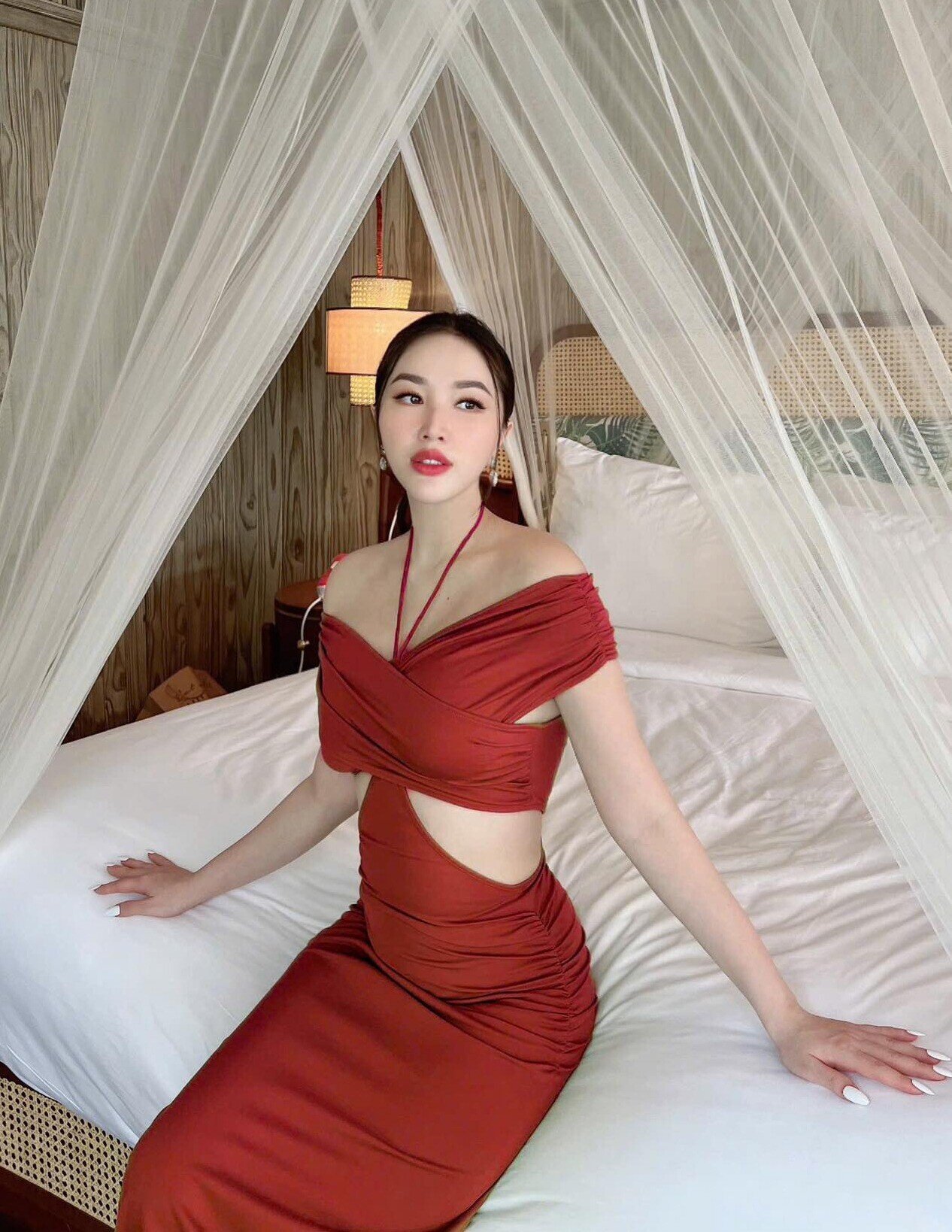 Nữ ca sĩ lấy đại gia hơn chục tuổi: Là mẹ bỉm vẫn mê mặc xuyên thấu khoe dáng căng tràn, tủ đồ hiệu nhìn thôi cũng &#34;ngộp&#34; - 5