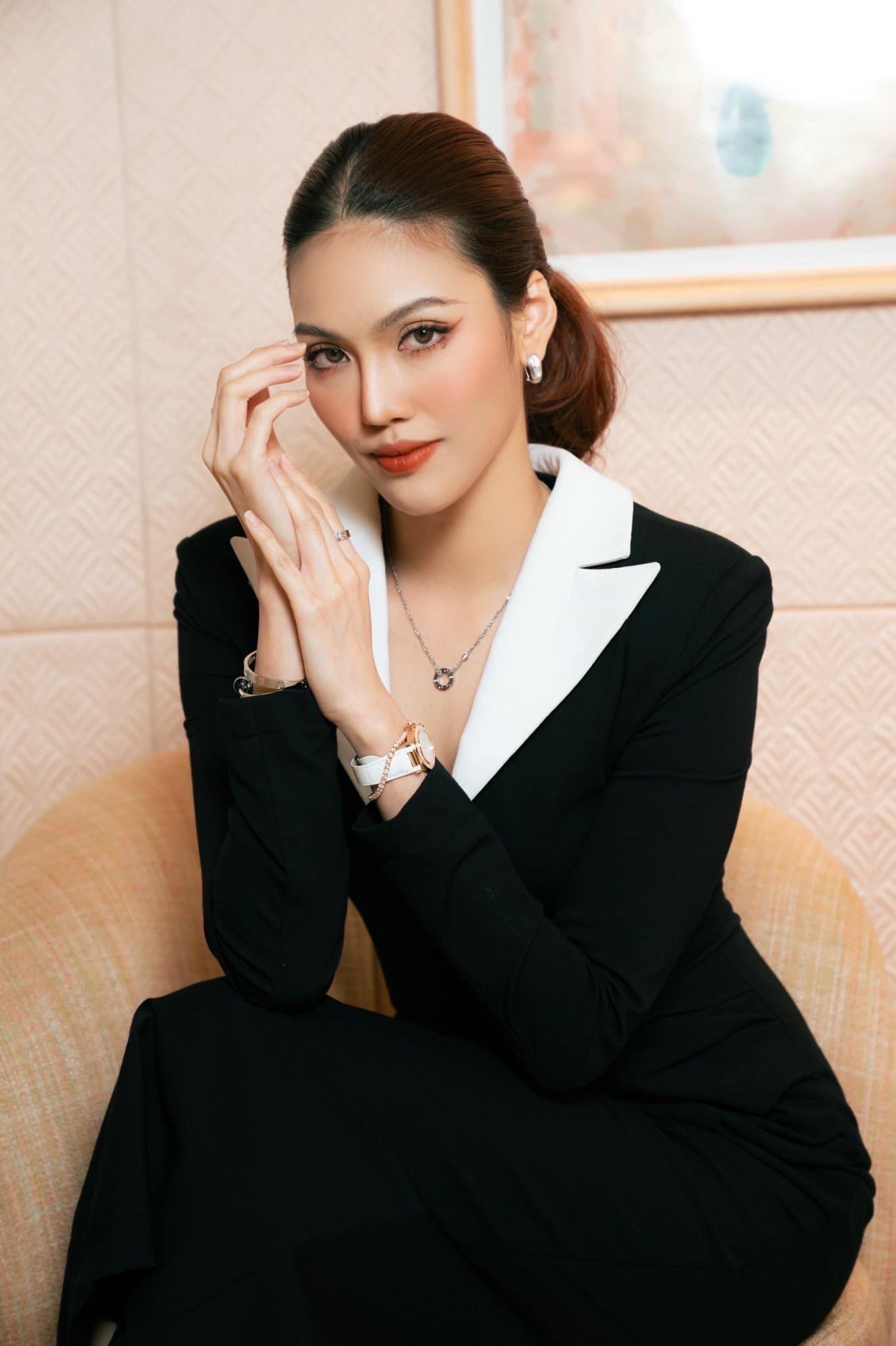 Hoa khôi được thiếu gia cầu hôn bằng nhẫn kim cương 1,2 tỷ đồng, giờ ở biệt thự dát vàng, chăm diện kiểu áo &#34;thương hiệu&#34; - 10