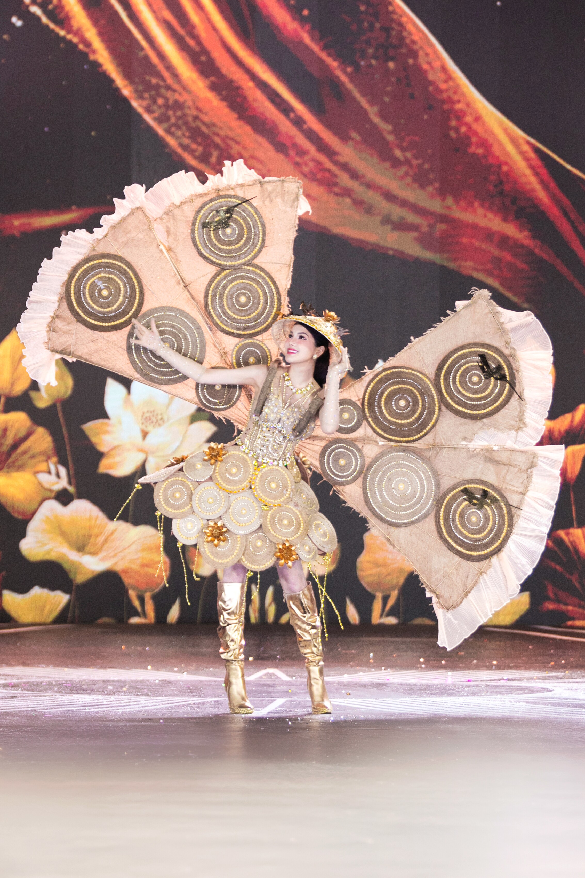 Thí sinh Miss Grand Vietnam &#34;đội mưa&#34; trình diễn trang phục dân tộc, Hoa hậu Tiểu Vy &#34;đẹp xuất thần&#34;  - 13