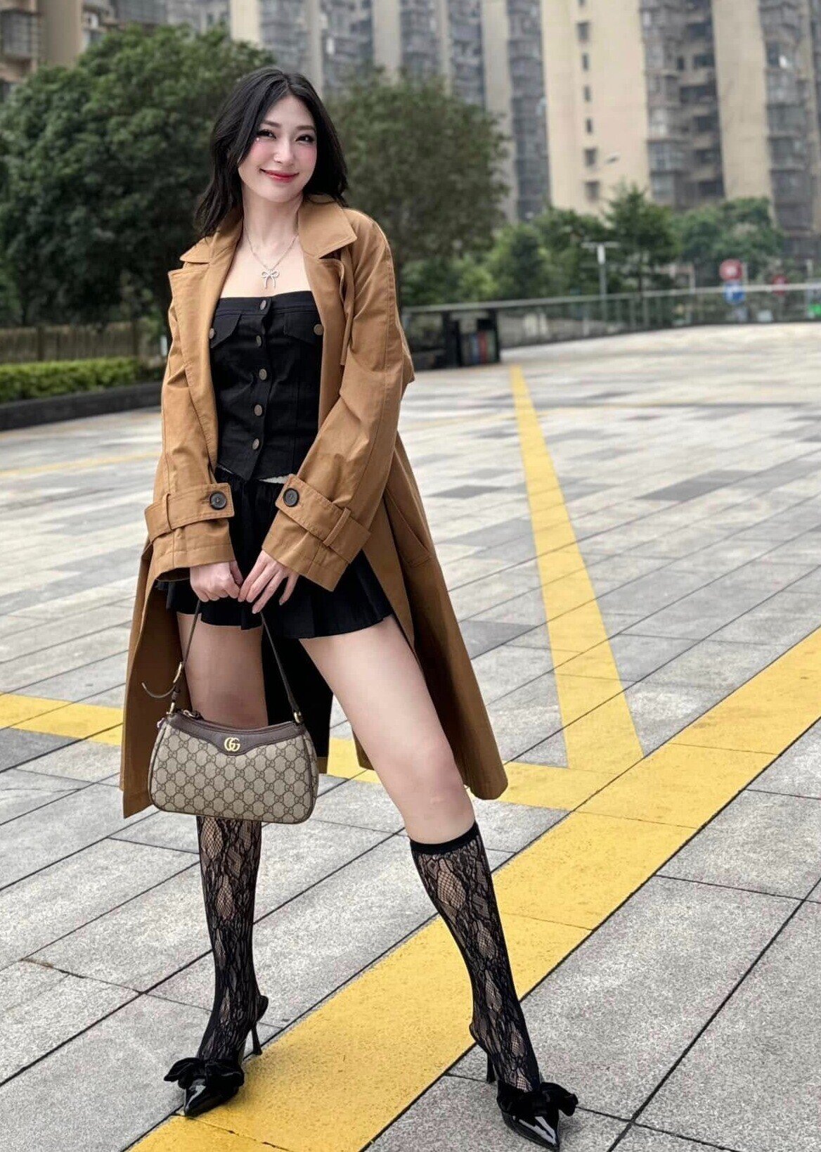 Khổng Tú Quỳnh ở tuổi băm: Nhan sắc &#34;vượt thời gian&#34;, mê mặc đồ gợi cảm - 11