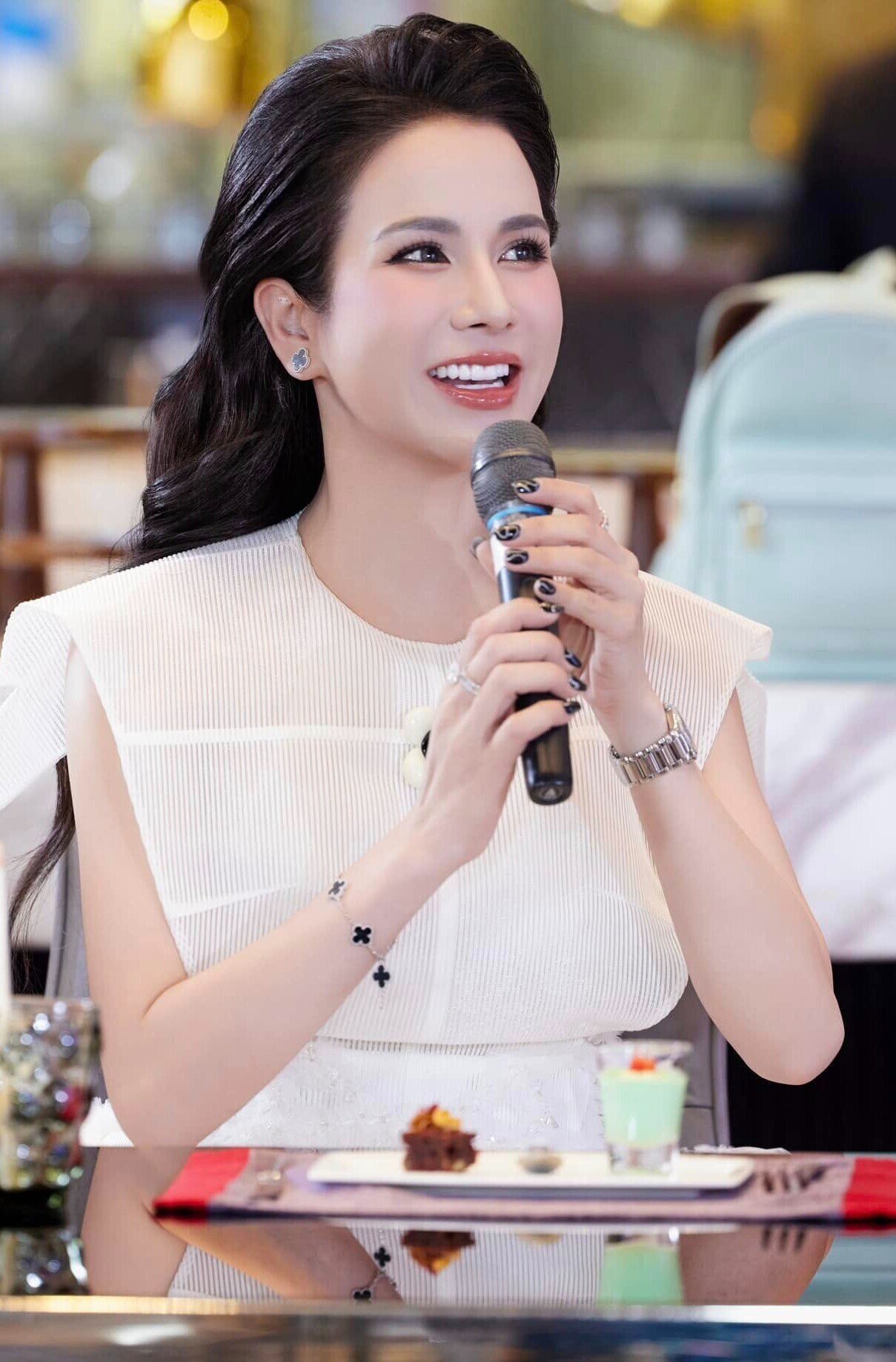 Cặp bạn thân Việt đình đám cùng yêu hồng hài nhi, mẹ 2 con dáng nuột như thiếu nữ, đeo cả &#34;căn nhà&#34; trên tay  - 6