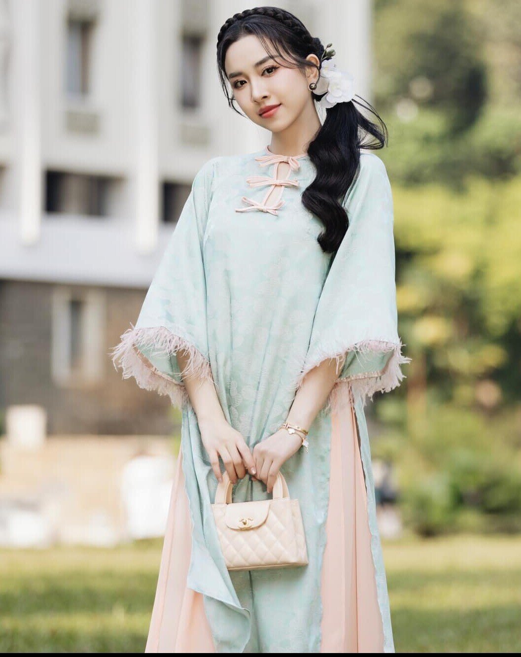 Á hậu Việt lấy Tiến sĩ nhận 13 cây vàng, sinh con xong dáng nuột hơn thiếu nữ, đồ hiệu chất đống nhưng chỉ mê đúng 1 màu  - 13
