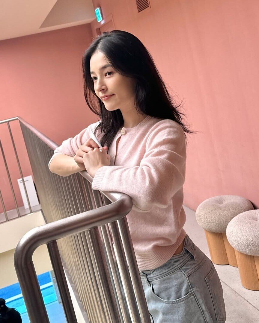 &#34;Hot girl phố đi bộ Hà Nội&#34; là gương mặt đẹp nhất thế giới, đời thường ăn diện đơn giản khoe dáng &#34;nét căng&#34; - 5