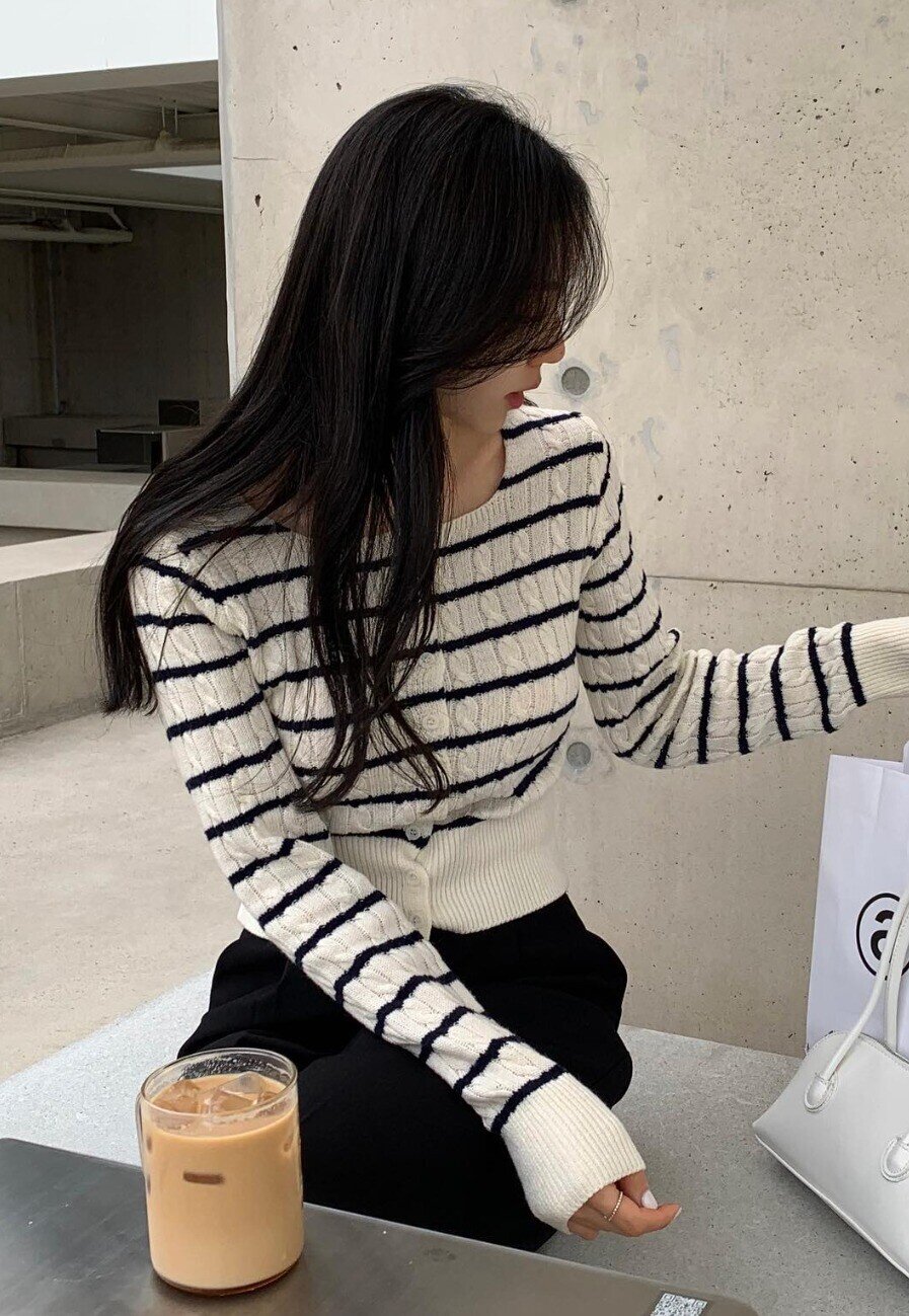 Cứ trời sang thu, 4 chiếc áo không hẹn vẫn chiếm sóng tủ đồ, mặc thế nào ra phố cũng được khen xinh - 8