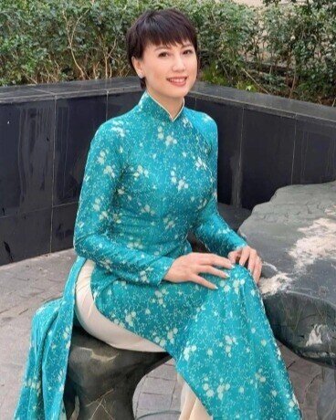 Mẹ vợ Bùi Tiến Dũng được khen &#34;đẹp nhất thế giới&#34;, mẹ vợ Đoàn Văn Hậu U50 nóng bỏng không kém con gái - 7