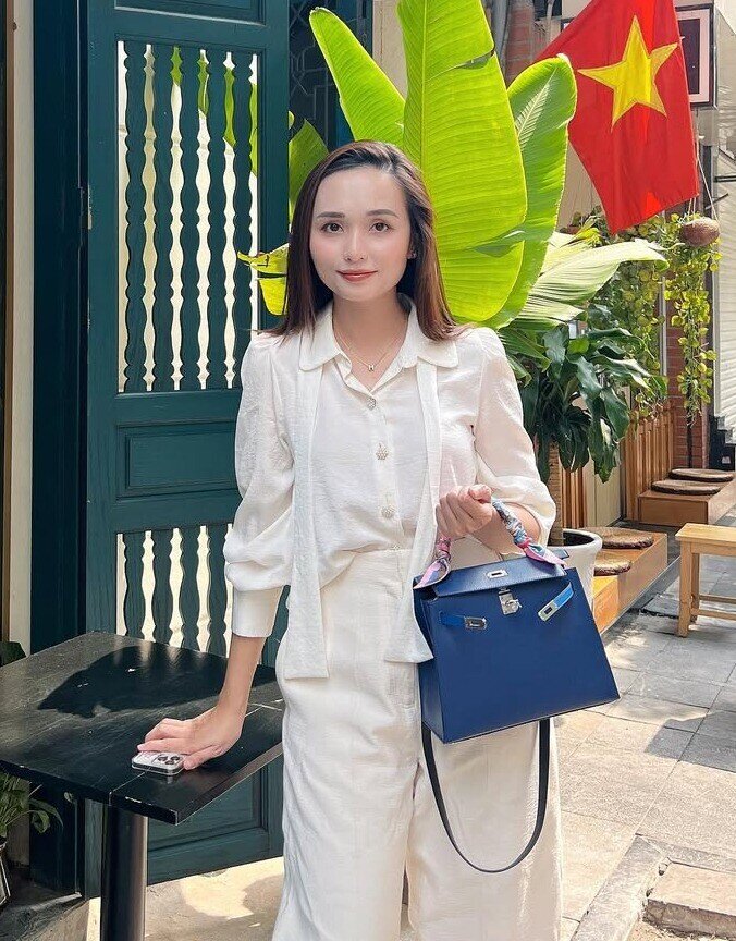 Vợ cầu thủ Việt là con gái Chủ tịch, mẹ 2 con đẹp lấn lướt em gái kém 6 tuổi, diện toàn túi hiệu trăm triệu nhìn phát mê  - 5