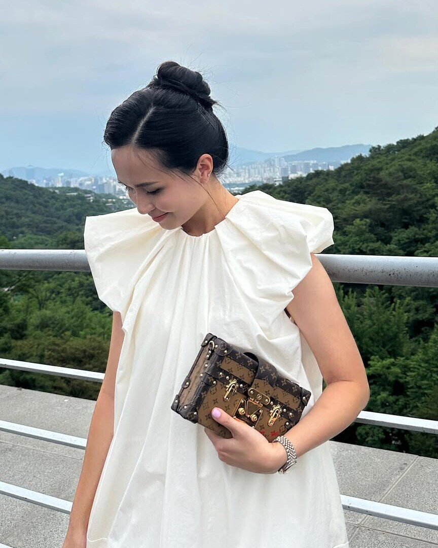 Vợ cầu thủ Việt là con gái Chủ tịch, mẹ 2 con đẹp lấn lướt em gái kém 6 tuổi, diện toàn túi hiệu trăm triệu nhìn phát mê  - 6