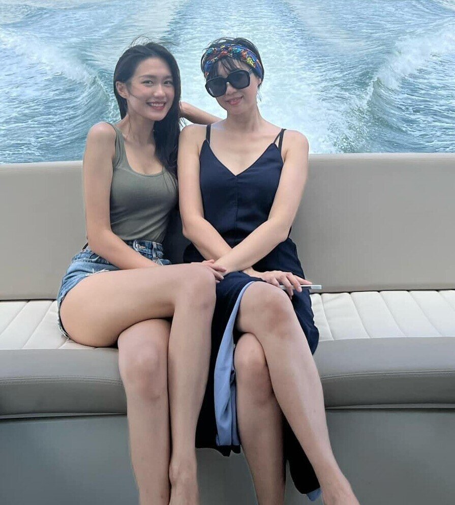 Mẹ vợ Bùi Tiến Dũng được khen &#34;đẹp nhất thế giới&#34;, mẹ vợ Đoàn Văn Hậu U50 nóng bỏng không kém con gái - 4