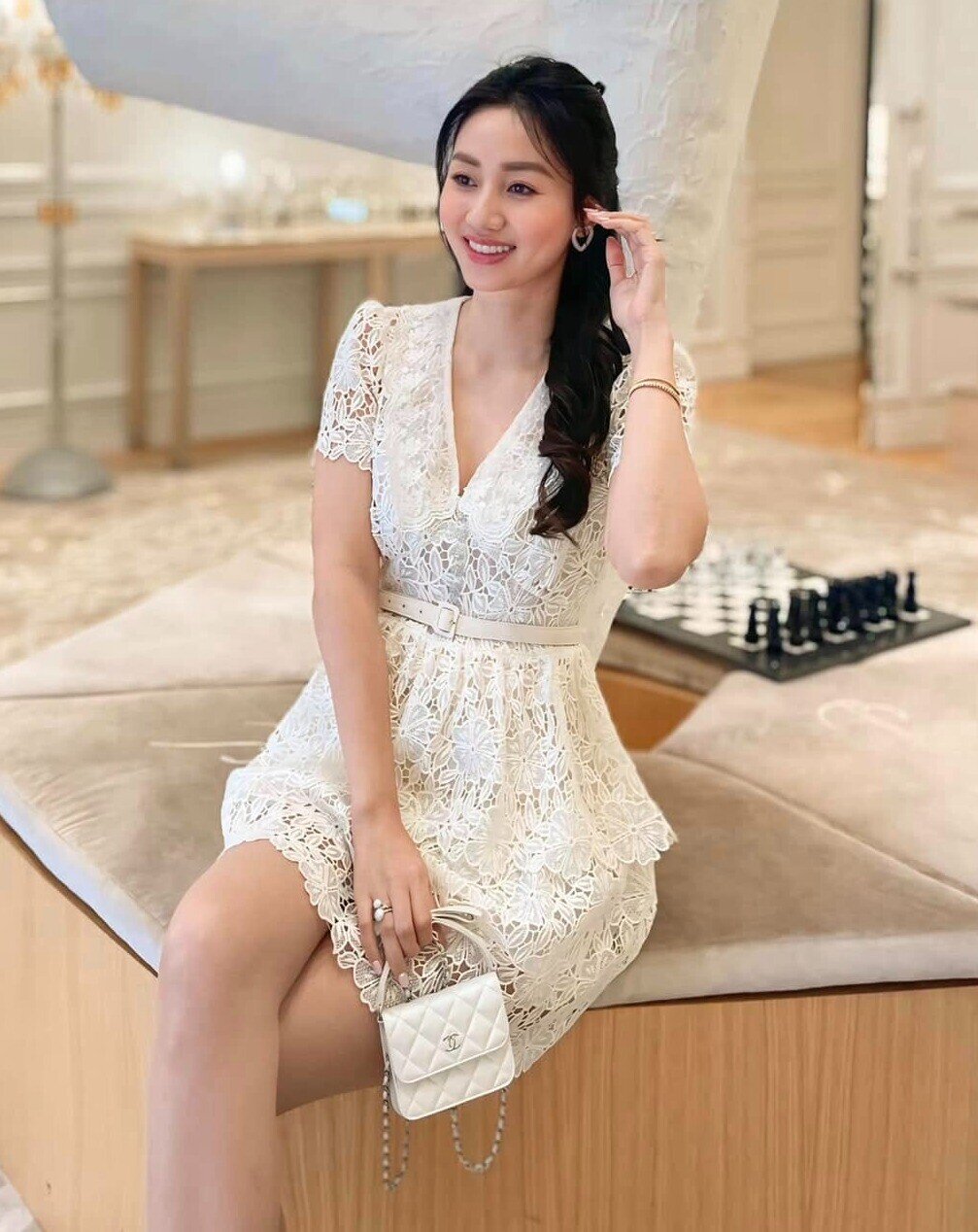 Á hậu Việt từ chối thi quốc tế rồi lấy chồng đại gia, giờ sống sung túc như &#34;bà hoàng&#34;, xài đồ hiệu không ngơi tay - 10