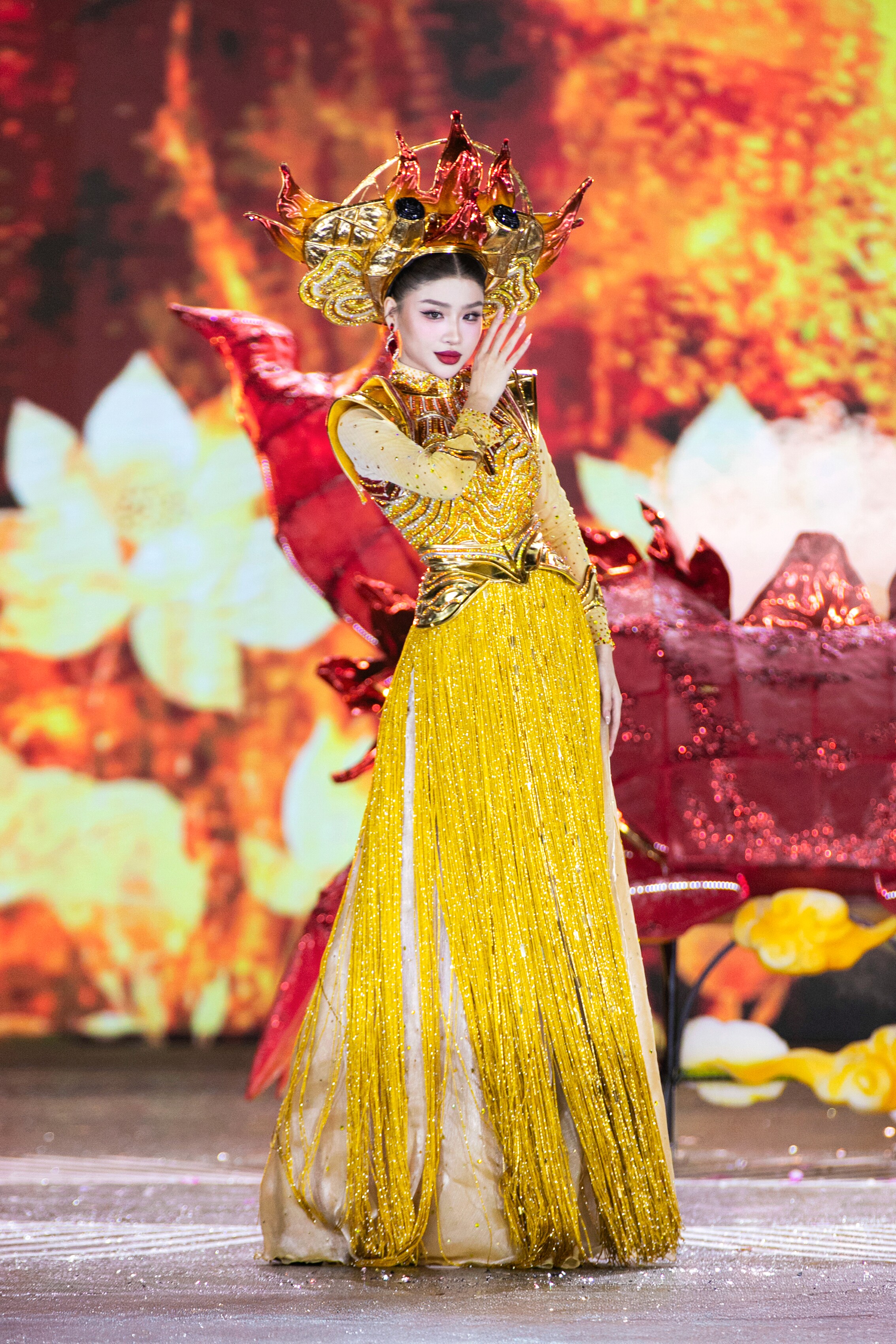 Thí sinh Miss Grand Vietnam &#34;đội mưa&#34; trình diễn trang phục dân tộc, Hoa hậu Tiểu Vy &#34;đẹp xuất thần&#34;  - 11