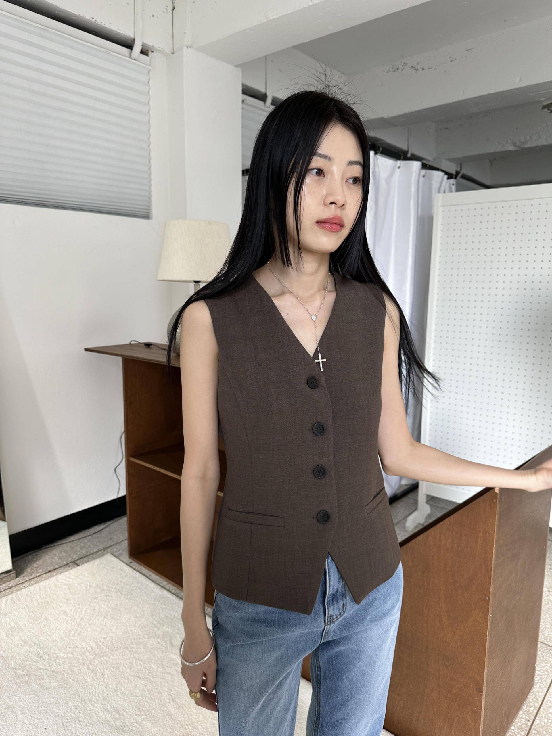 Cứ mặc mãi áo thun đen chán ngắt? 4 kiểu áo này giúp bạn trông có gu lại &#34;chanh sả&#34; như quý cô hàng hiệu - 15