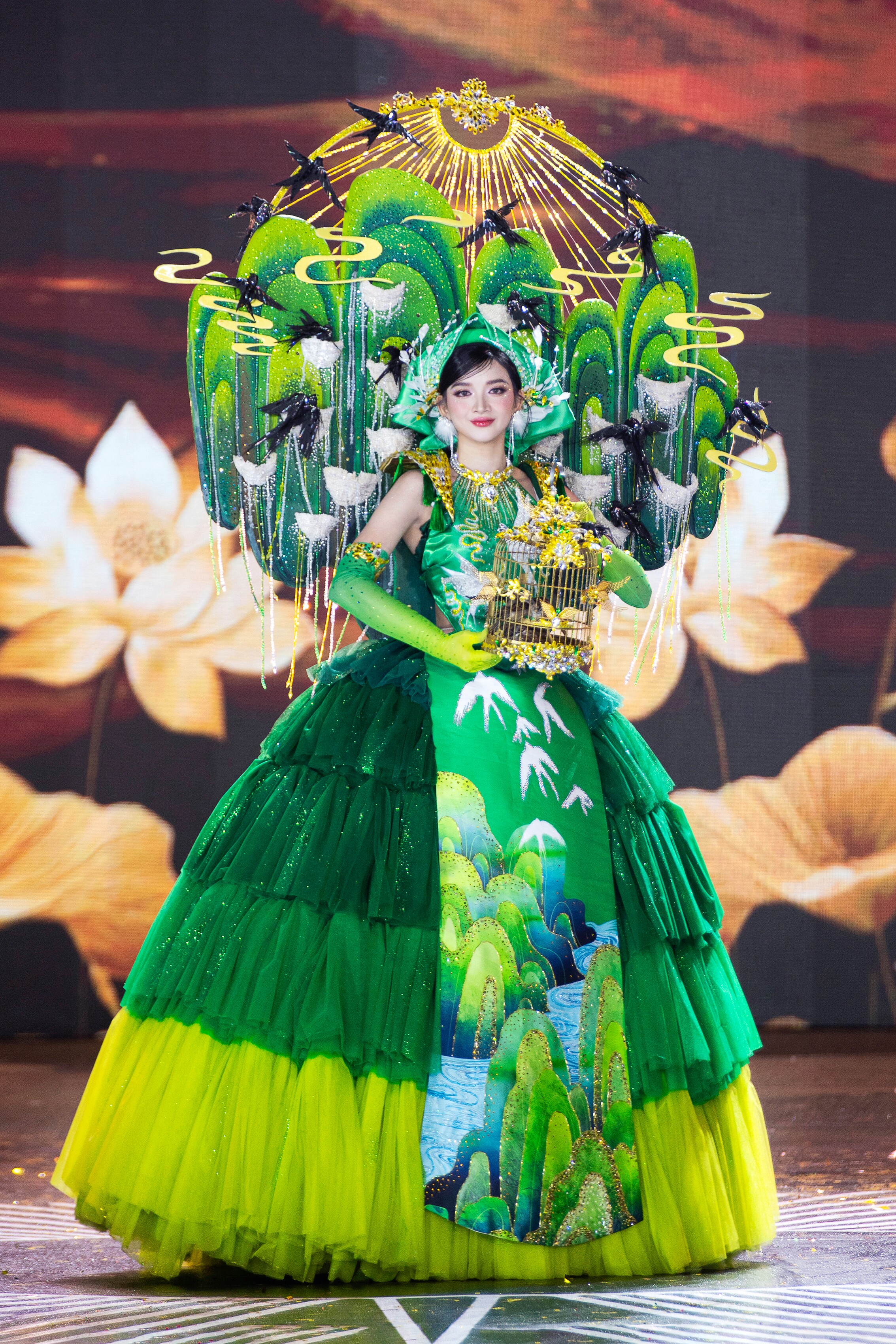 Thí sinh Miss Grand Vietnam &#34;đội mưa&#34; trình diễn trang phục dân tộc, Hoa hậu Tiểu Vy &#34;đẹp xuất thần&#34;  - 12